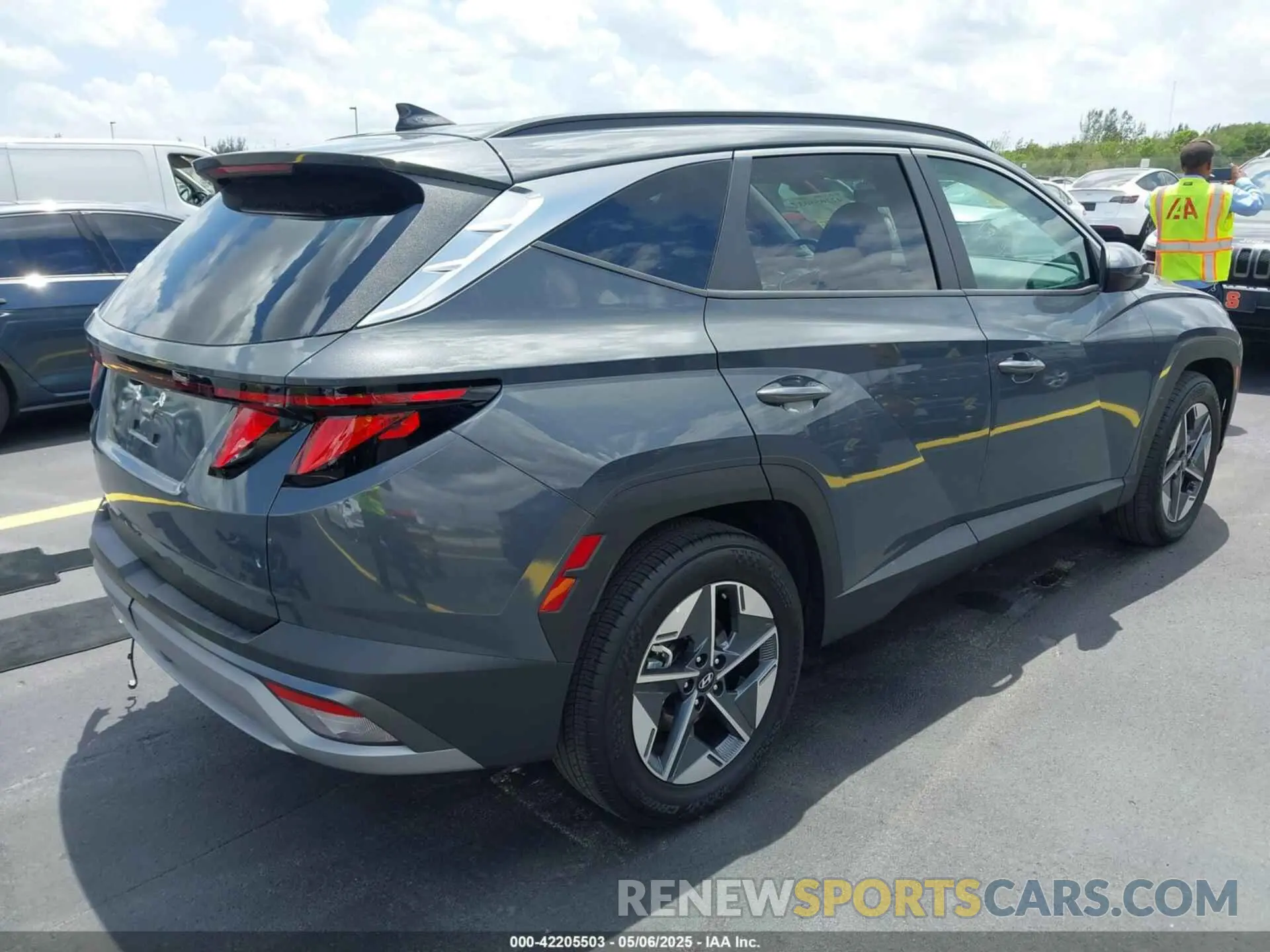 4 Photograph of a damaged car 5NMJB3DE9SH490219 HYUNDAI TUCSON 2025