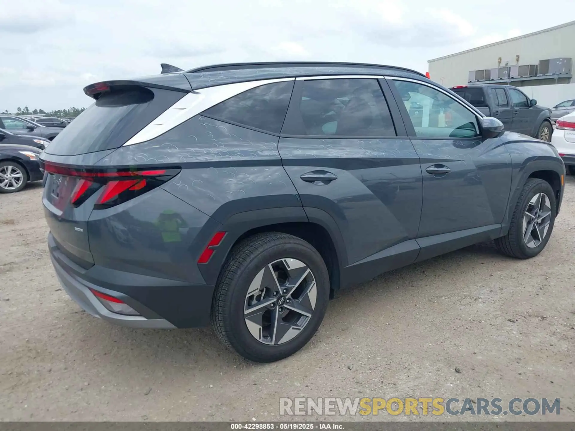 4 Photograph of a damaged car 5NMJBCDE0SH480484 HYUNDAI TUCSON 2025