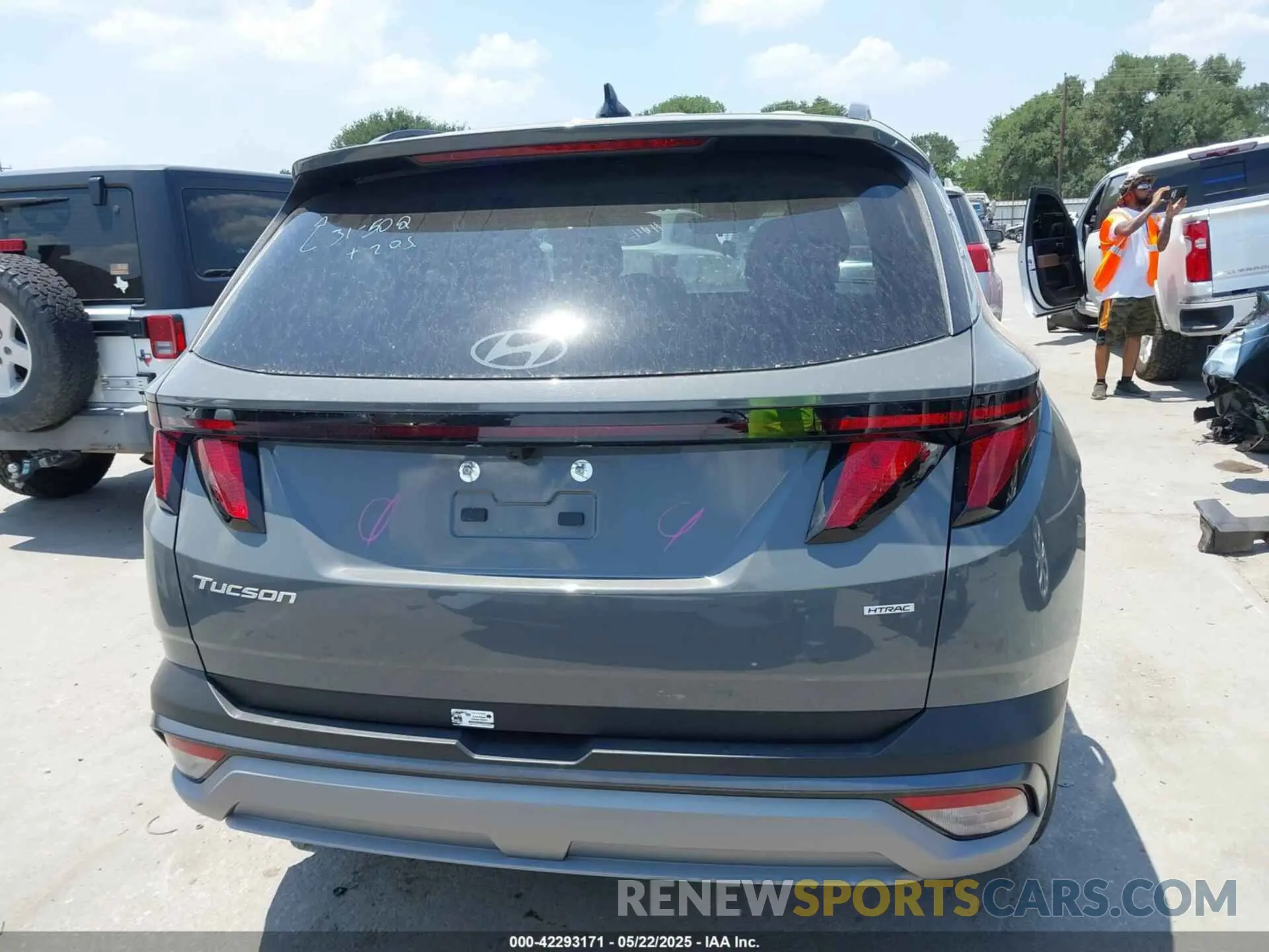 16 Photograph of a damaged car 5NMJBCDE3SH508729 HYUNDAI TUCSON 2025