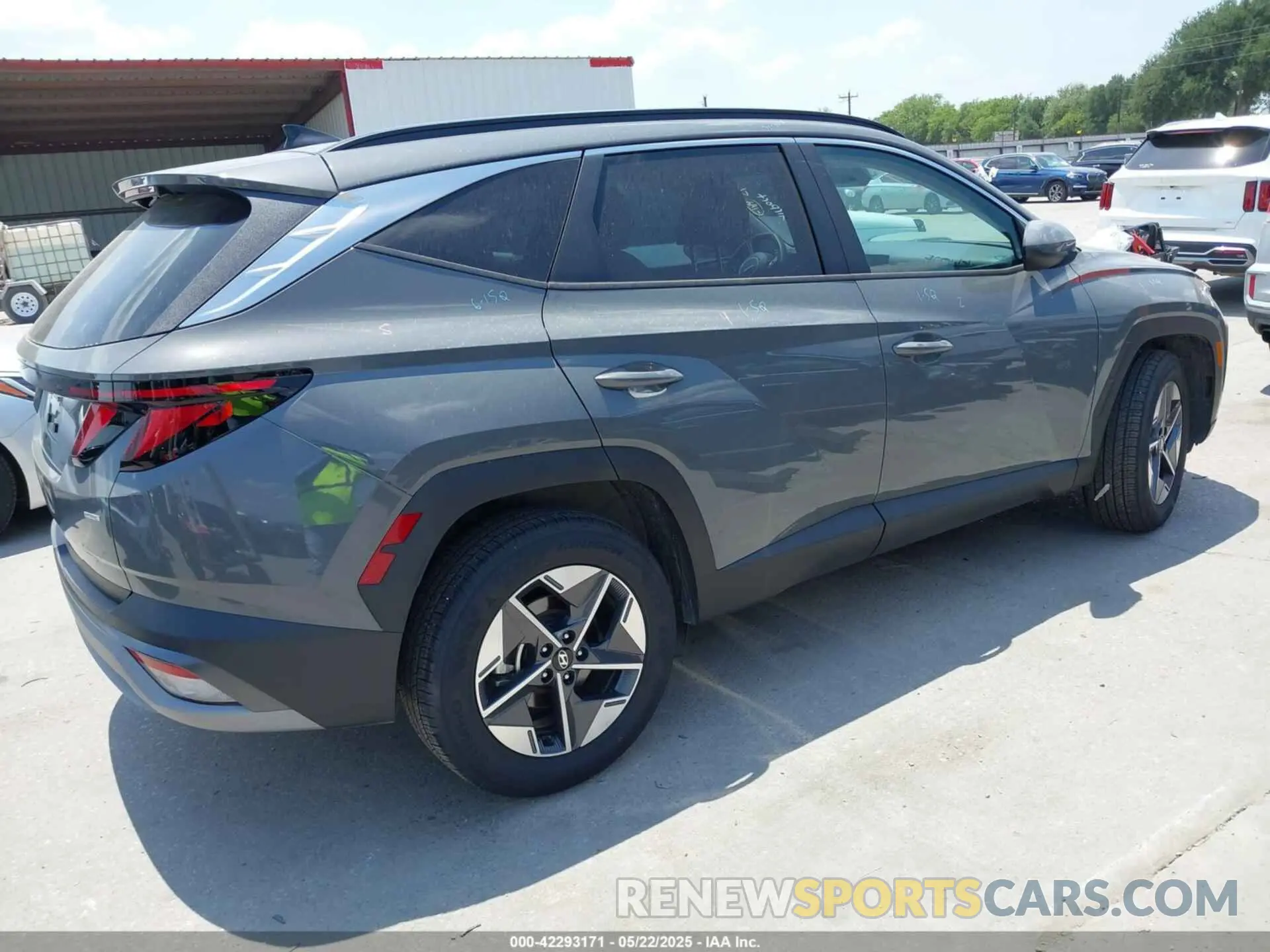 4 Photograph of a damaged car 5NMJBCDE3SH508729 HYUNDAI TUCSON 2025
