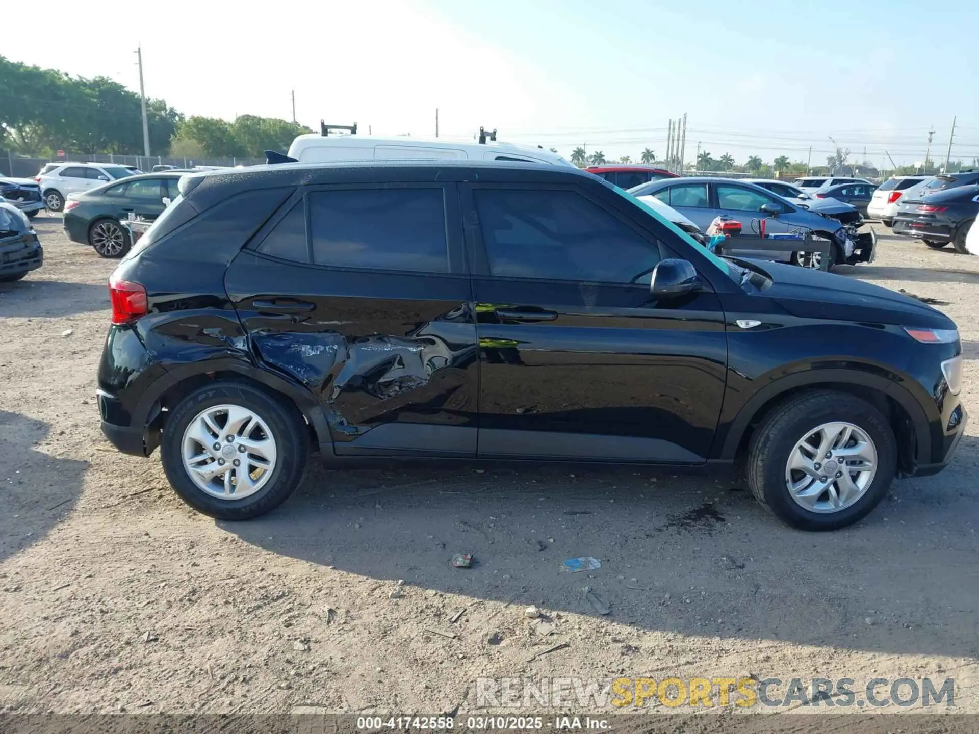 13 Photograph of a damaged car KMHRB8A3XMU105678 HYUNDAI VENUE 2021