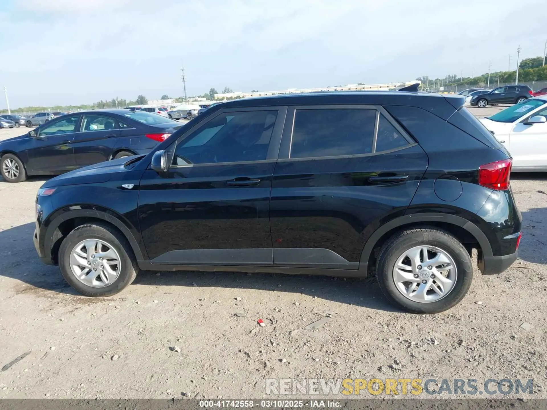 14 Photograph of a damaged car KMHRB8A3XMU105678 HYUNDAI VENUE 2021