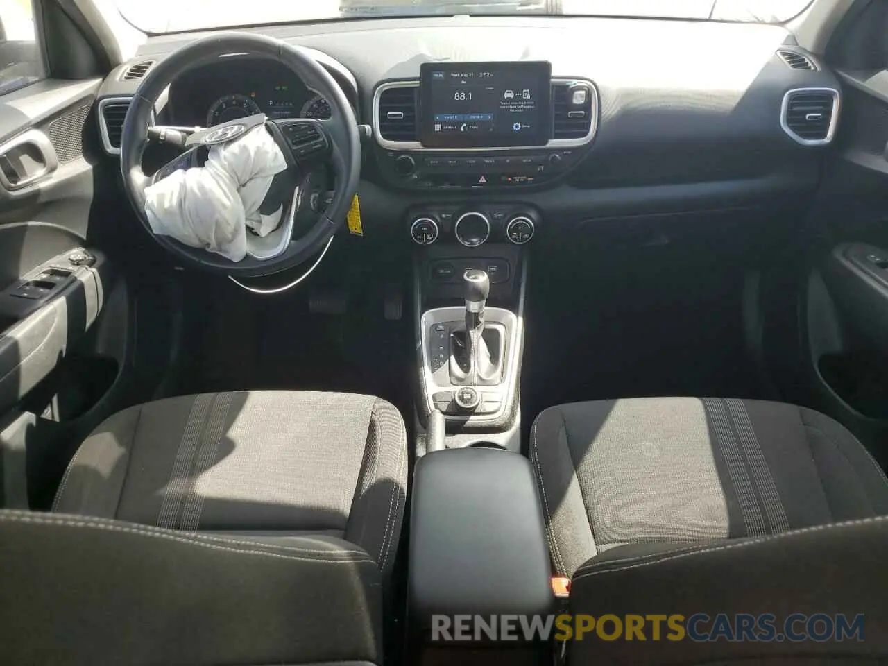 8 Фотография поврежденного автомобиля KMHRC8A38MU064478 HYUNDAI VENUE 2021