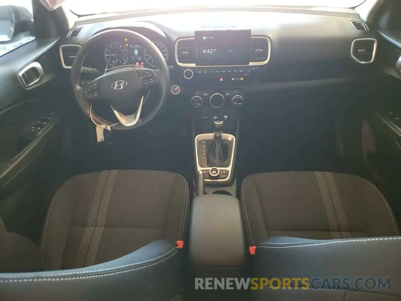 8 Фотография поврежденного автомобиля KMHRC8A39MU120640 HYUNDAI VENUE 2021