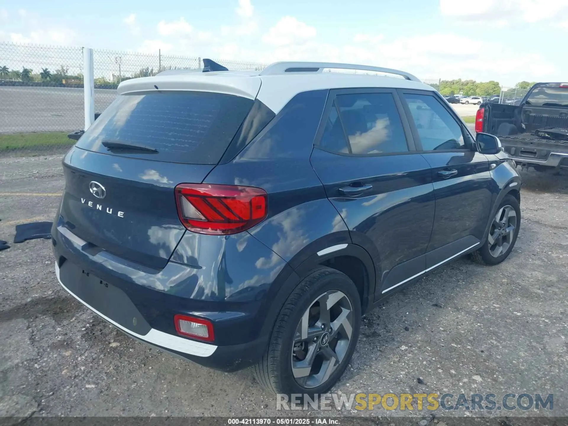 4 Photograph of a damaged car KMHRC8A30NU153771 HYUNDAI VENUE 2022