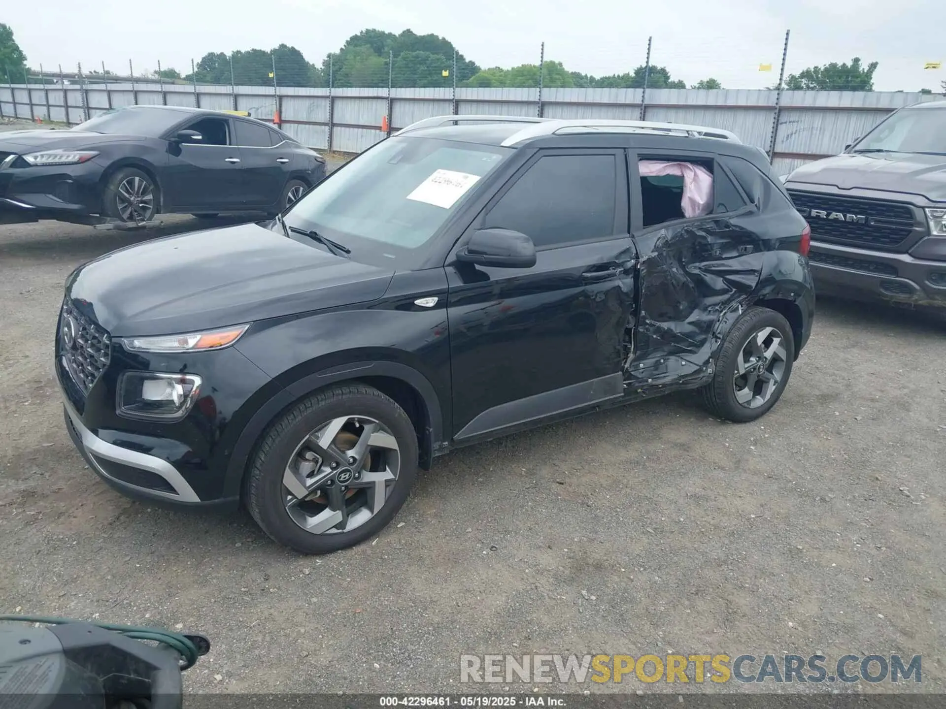 2 Photograph of a damaged car KMHRC8A33NU133613 HYUNDAI VENUE 2022