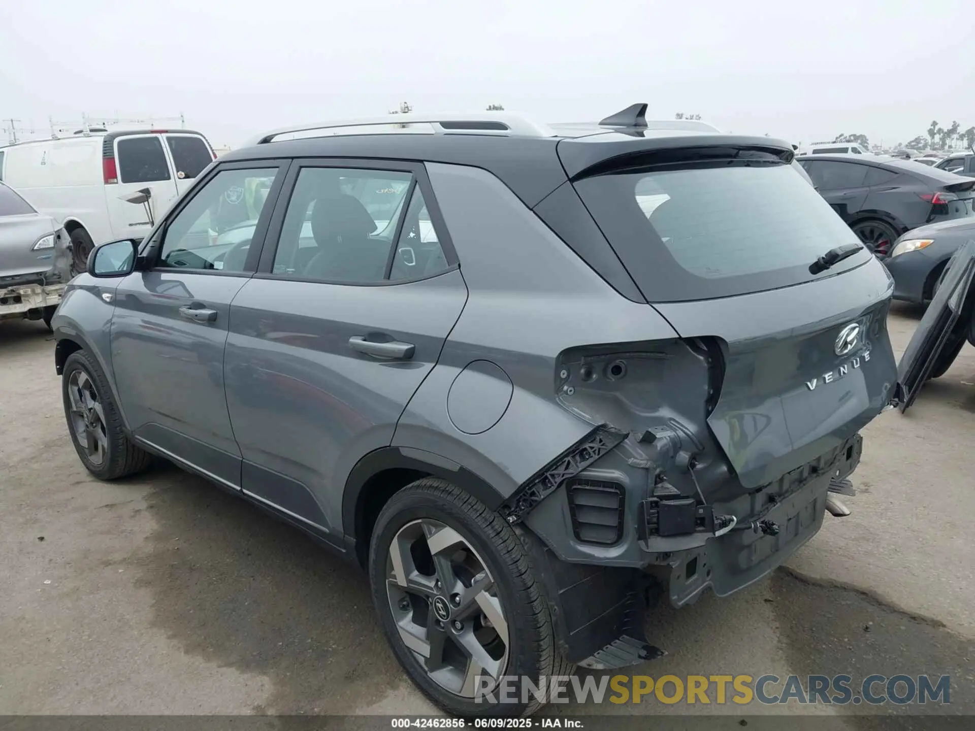 3 Photograph of a damaged car KMHRC8A34NU138304 HYUNDAI VENUE 2022
