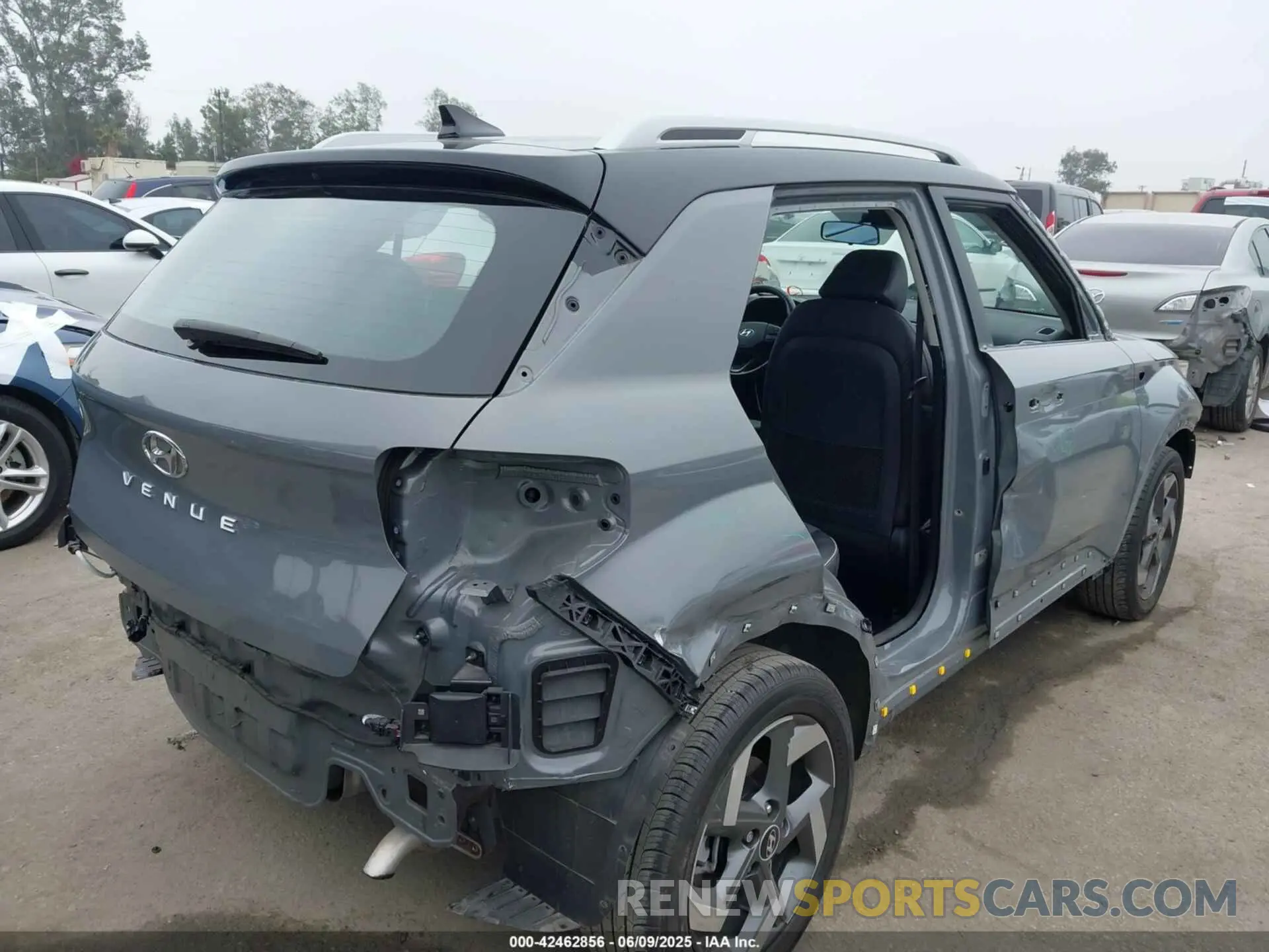 4 Photograph of a damaged car KMHRC8A34NU138304 HYUNDAI VENUE 2022