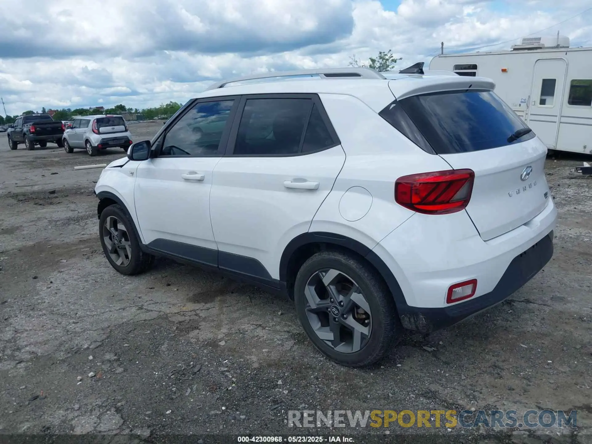 3 Фотография поврежденного автомобиля KMHRC8A35NU158934 HYUNDAI VENUE 2022