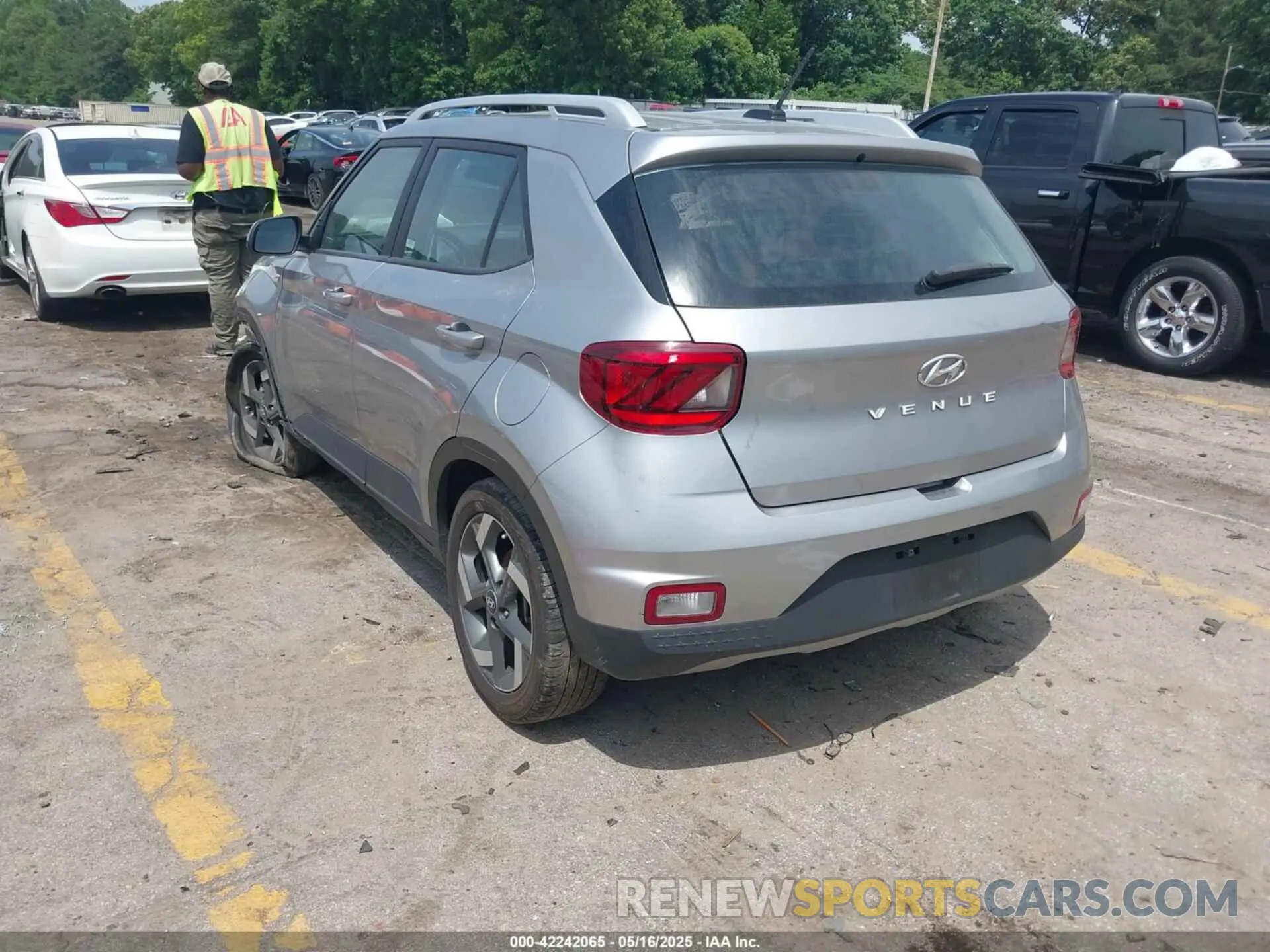3 Фотография поврежденного автомобиля KMHRC8A34PU250927 HYUNDAI VENUE 2023