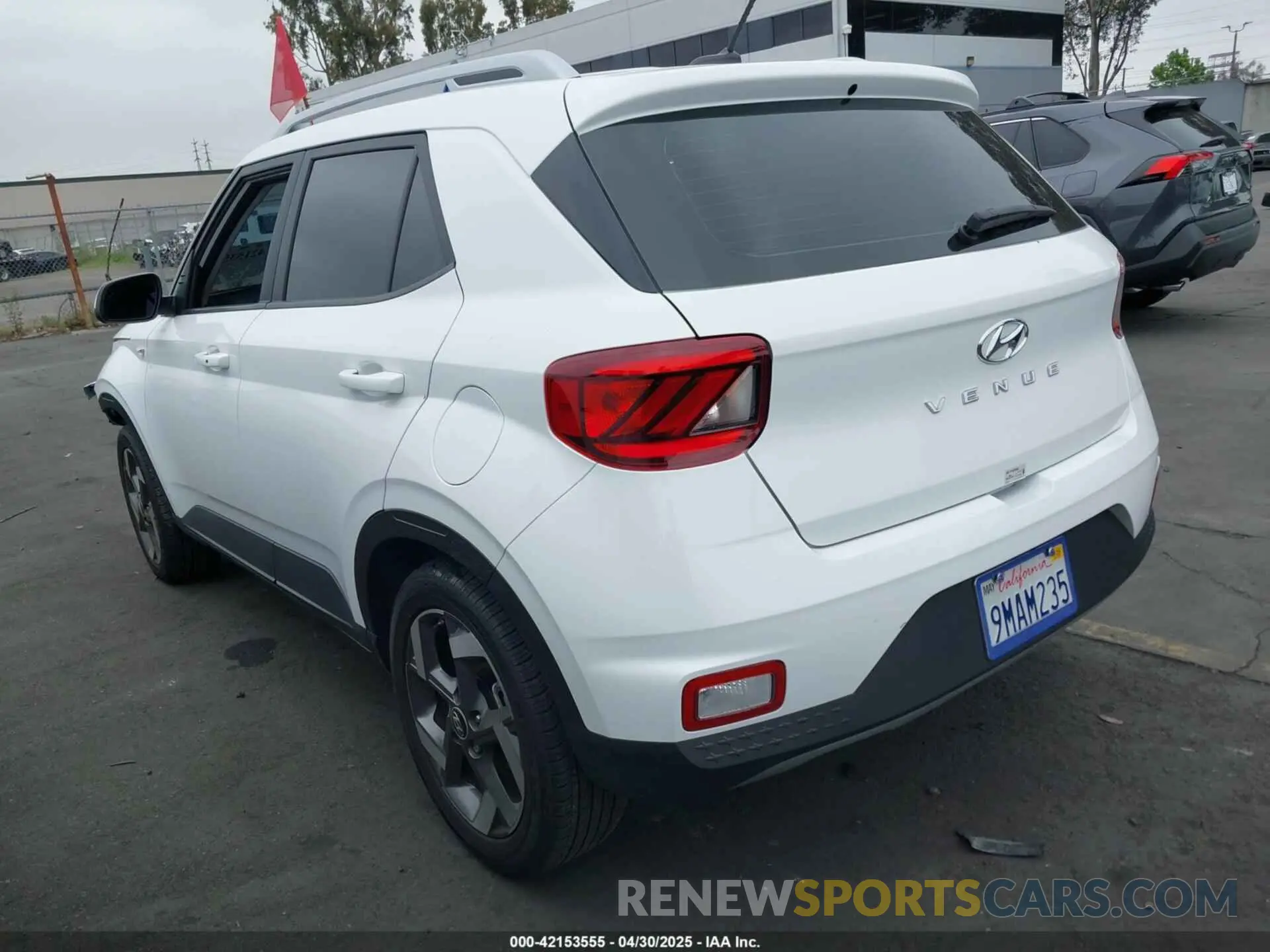 3 Фотография поврежденного автомобиля KMHRC8A31RU316594 HYUNDAI VENUE 2024
