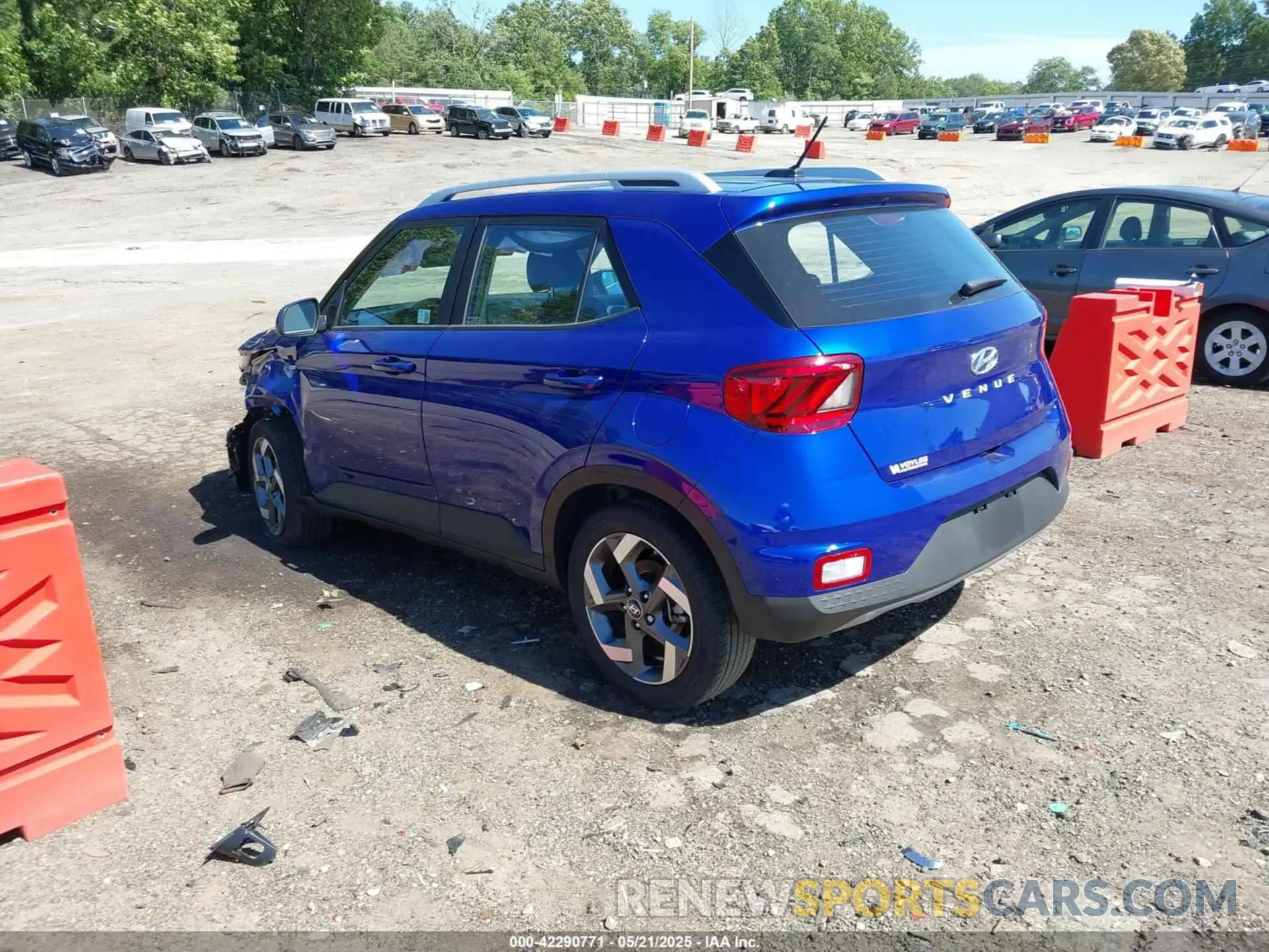 3 Фотография поврежденного автомобиля KMHRC8A39RU324295 HYUNDAI VENUE 2024
