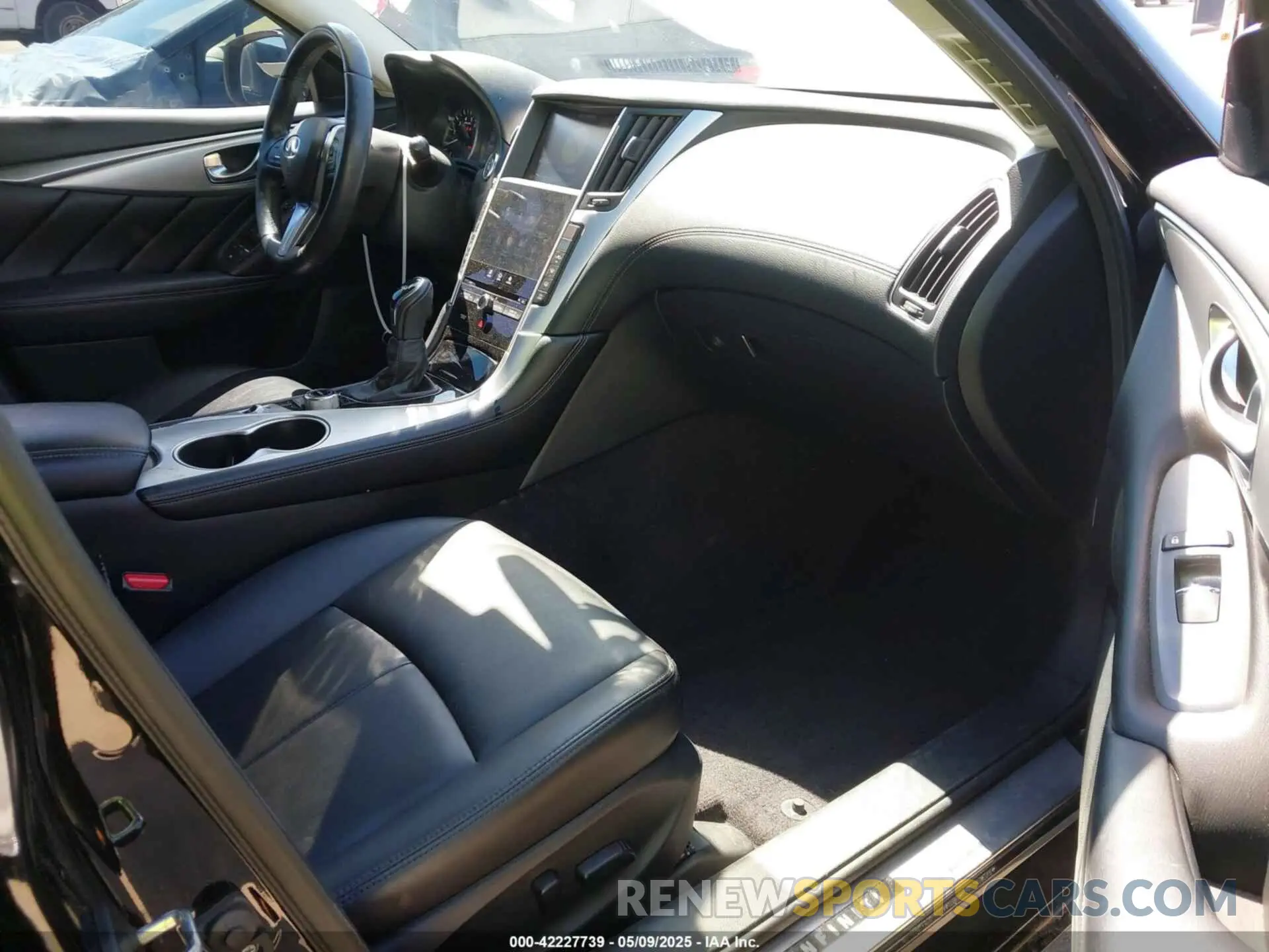 5 Photograph of a damaged car JN1EV7AP2KM542985 INFINITI Q50 2019