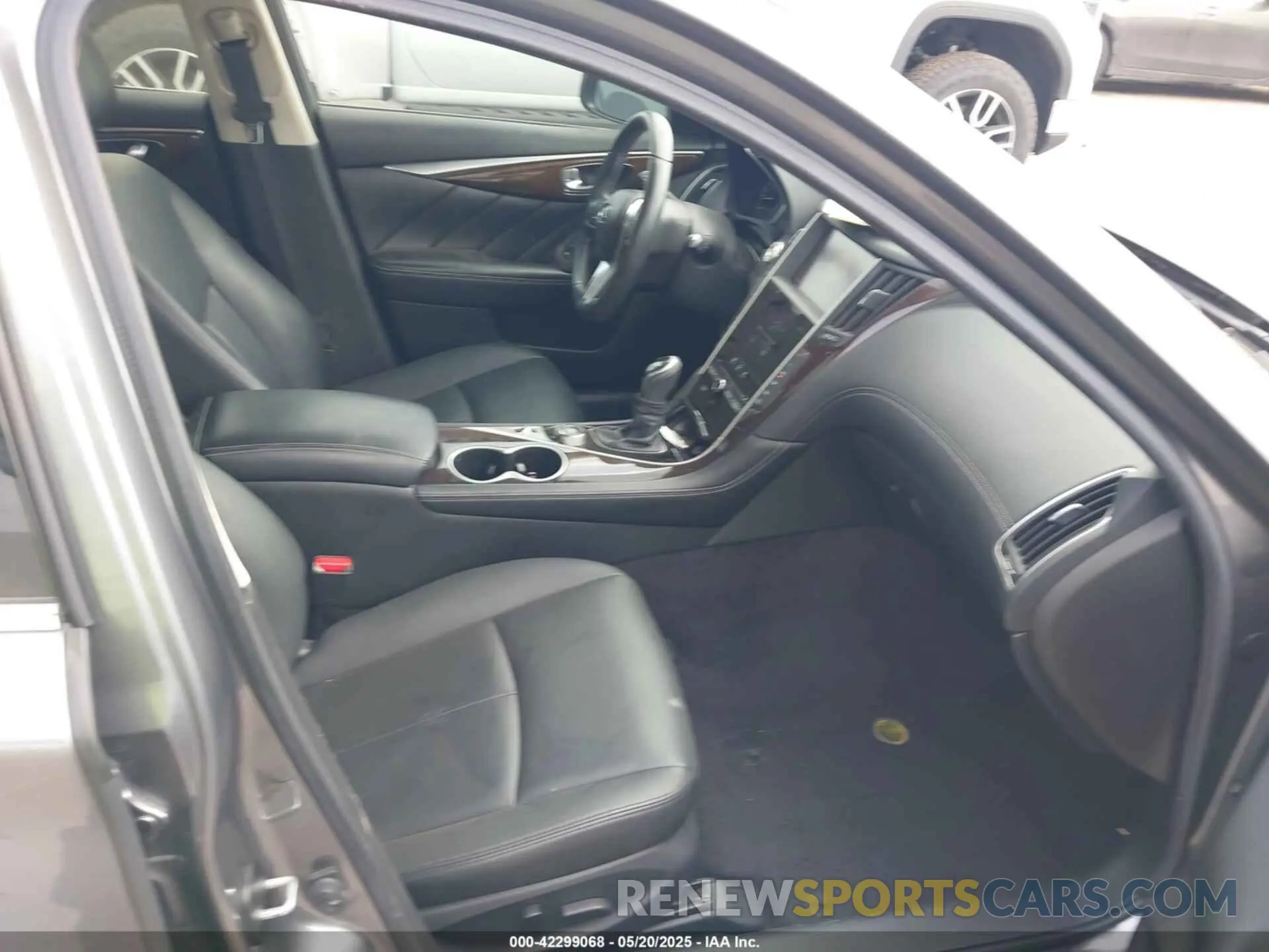 5 Photograph of a damaged car JN1EV7AP6KM518141 INFINITI Q50 2019