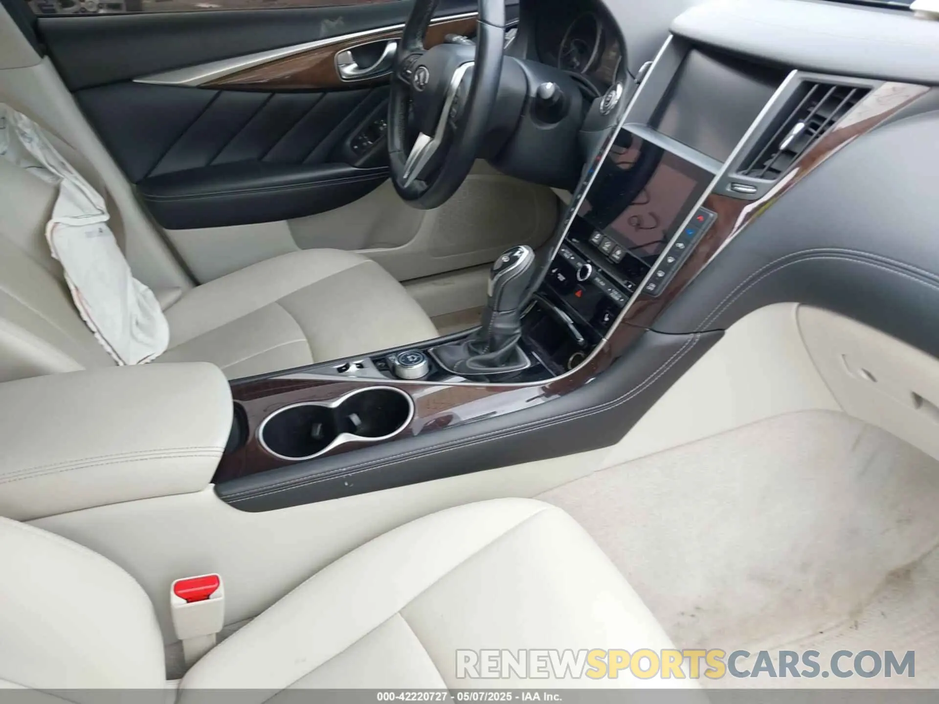 5 Photograph of a damaged car JN1EV7AR5KM552685 INFINITI Q50 2019