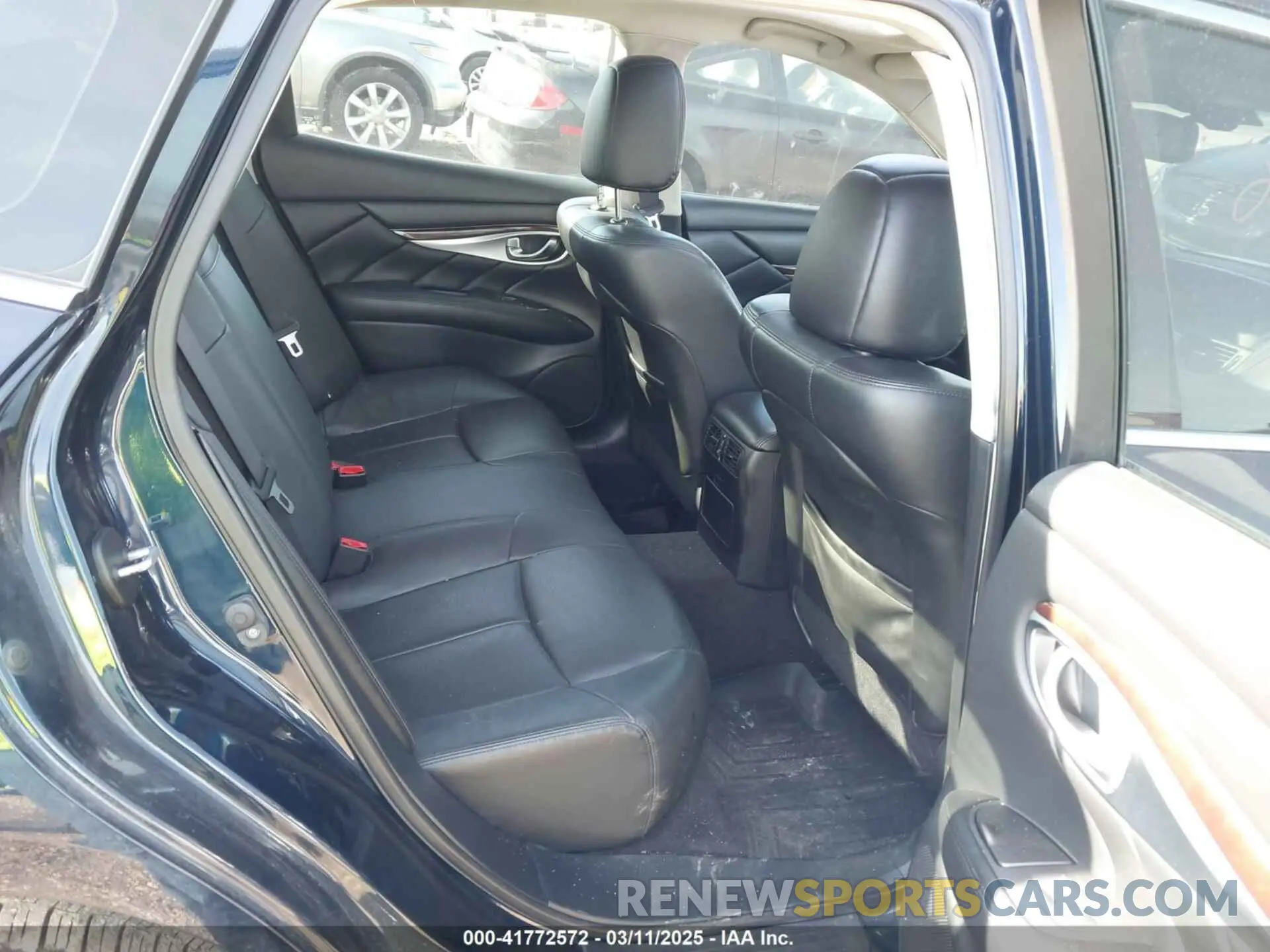 8 Photograph of a damaged car JN1BY1AR3KM585157 INFINITI Q70 2019