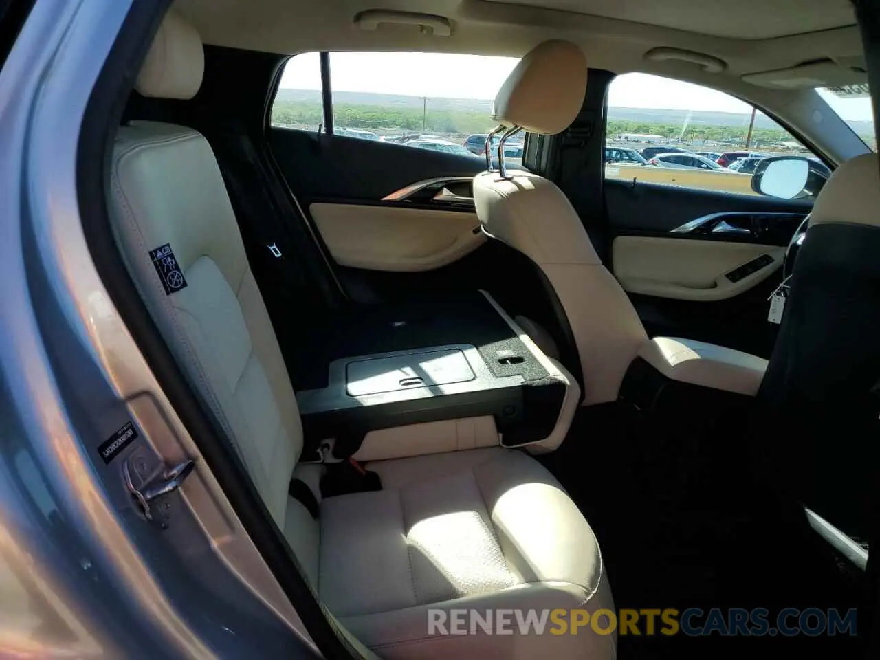 10 Photograph of a damaged car SJKCH5CR2KA011265 INFINITI QX30 2019