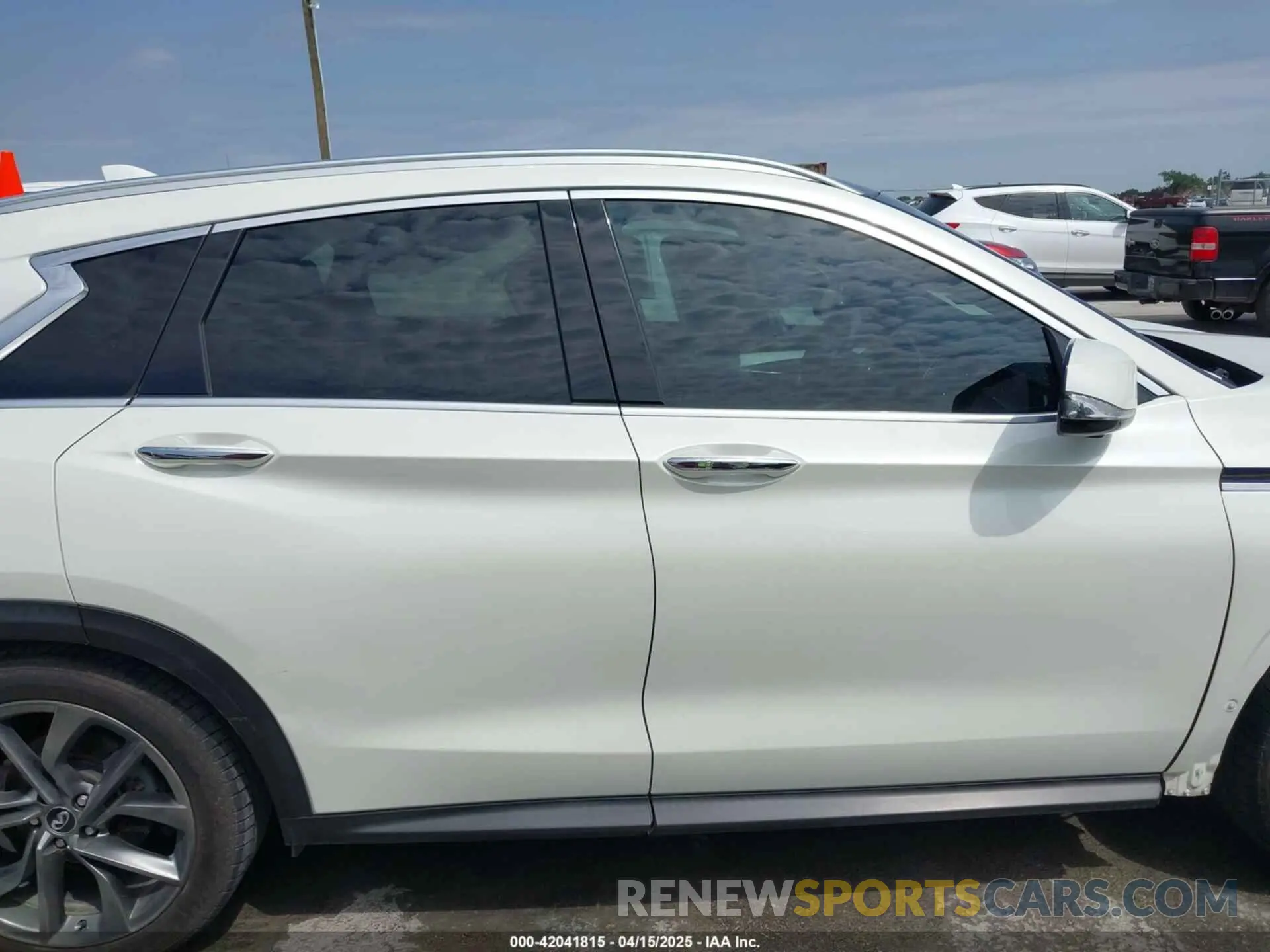 14 Photograph of a damaged car 3PCAJ5M14KF104397 INFINITI QX50 2019
