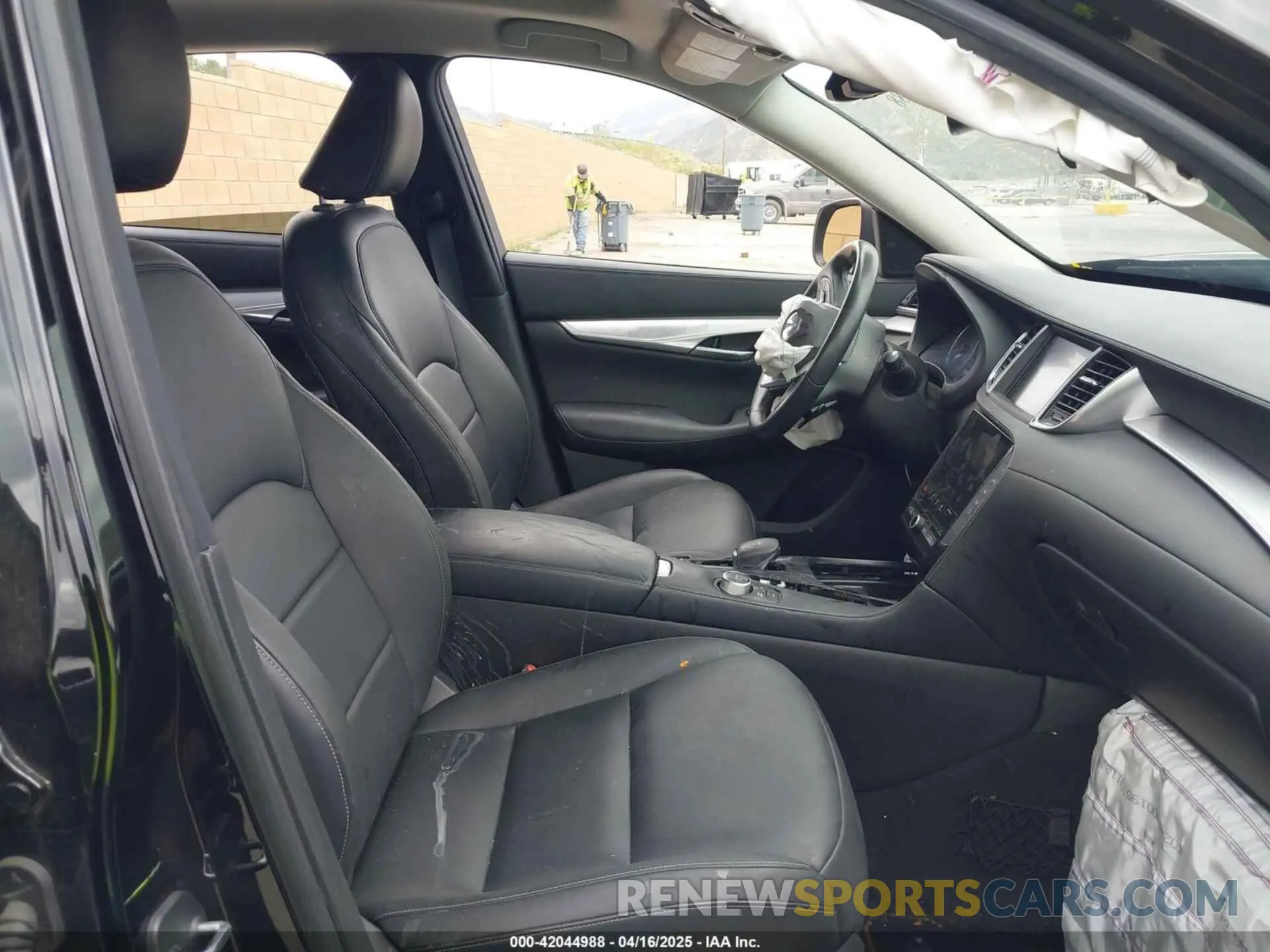 5 Photograph of a damaged car 3PCAJ5M15KF131964 INFINITI QX50 2019