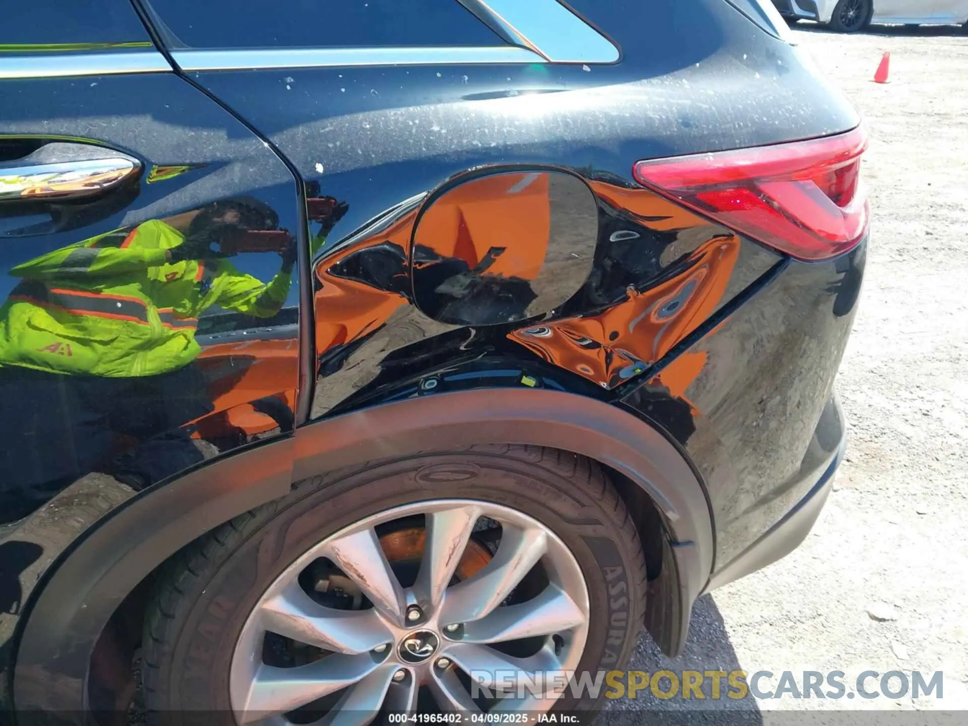 18 Photograph of a damaged car 3PCAJ5M31KF128562 INFINITI QX50 2019