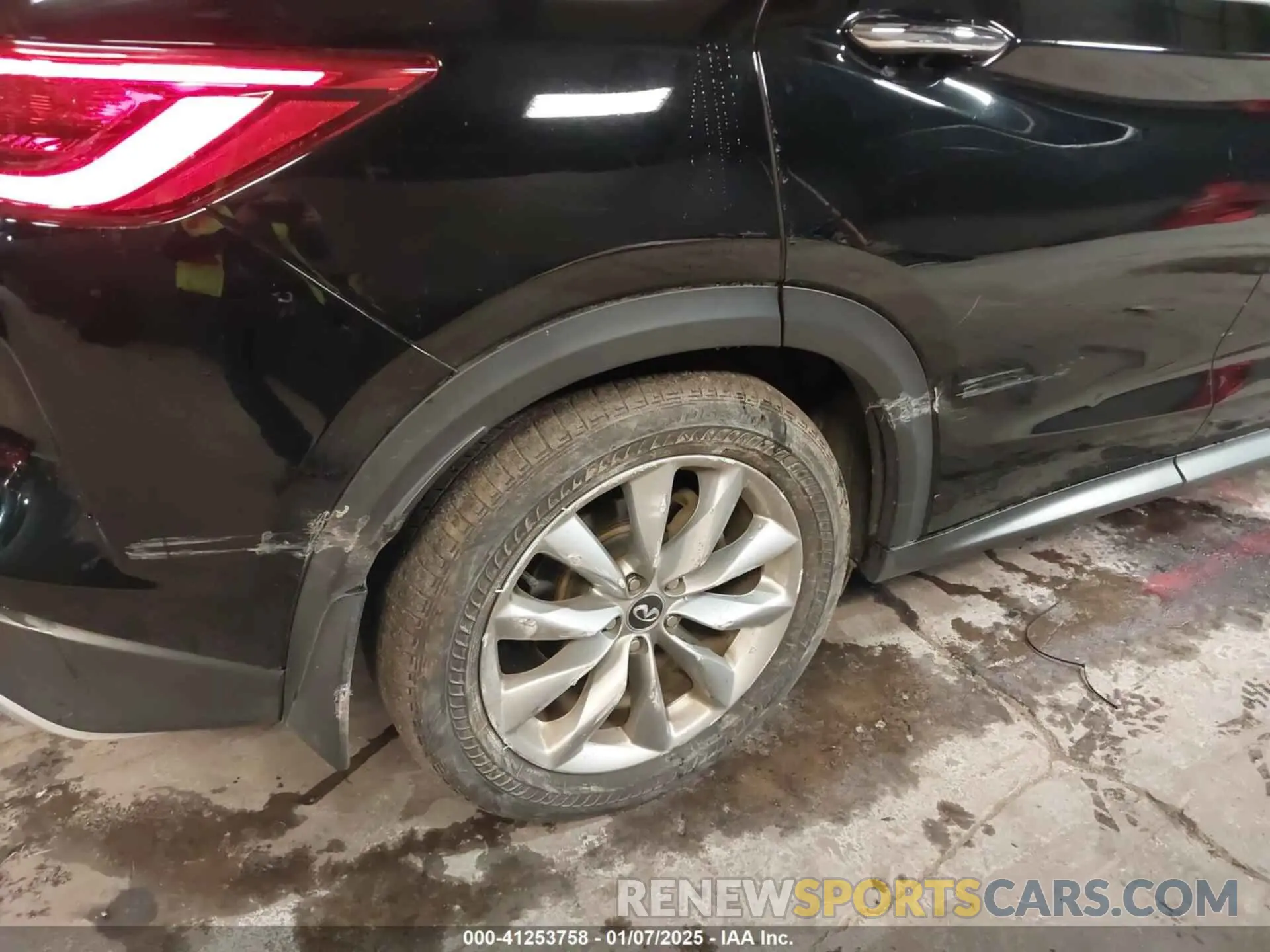 18 Photograph of a damaged car 3PCAJ5M3XKF136367 INFINITI QX50 2019
