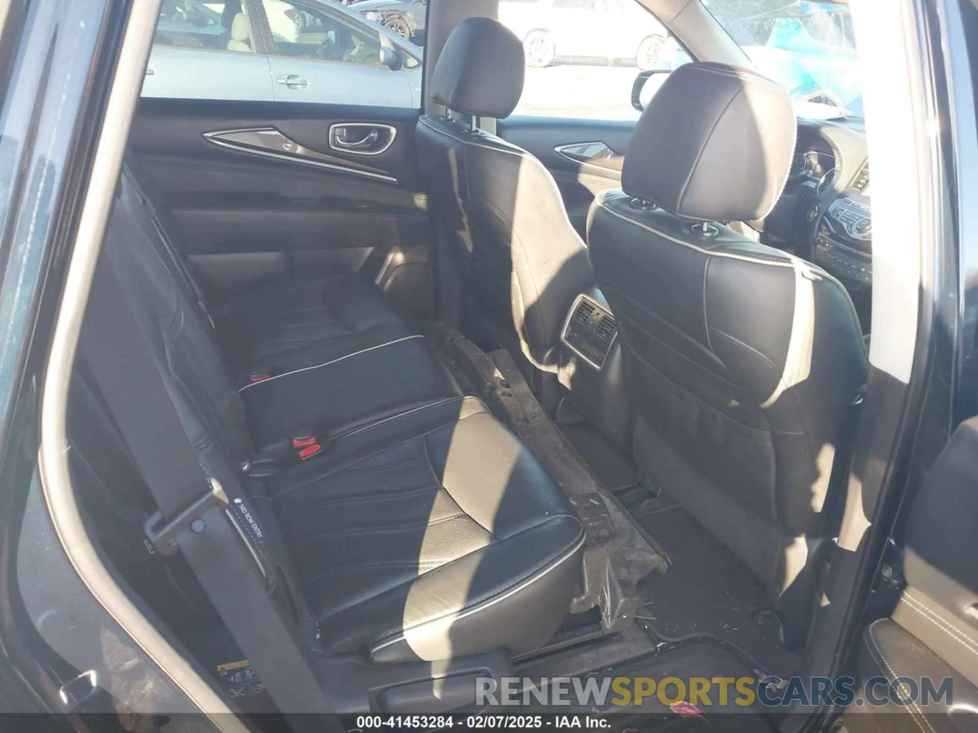 8 Photograph of a damaged car 5N1DL0MM2KC507484 INFINITI QX60 2019