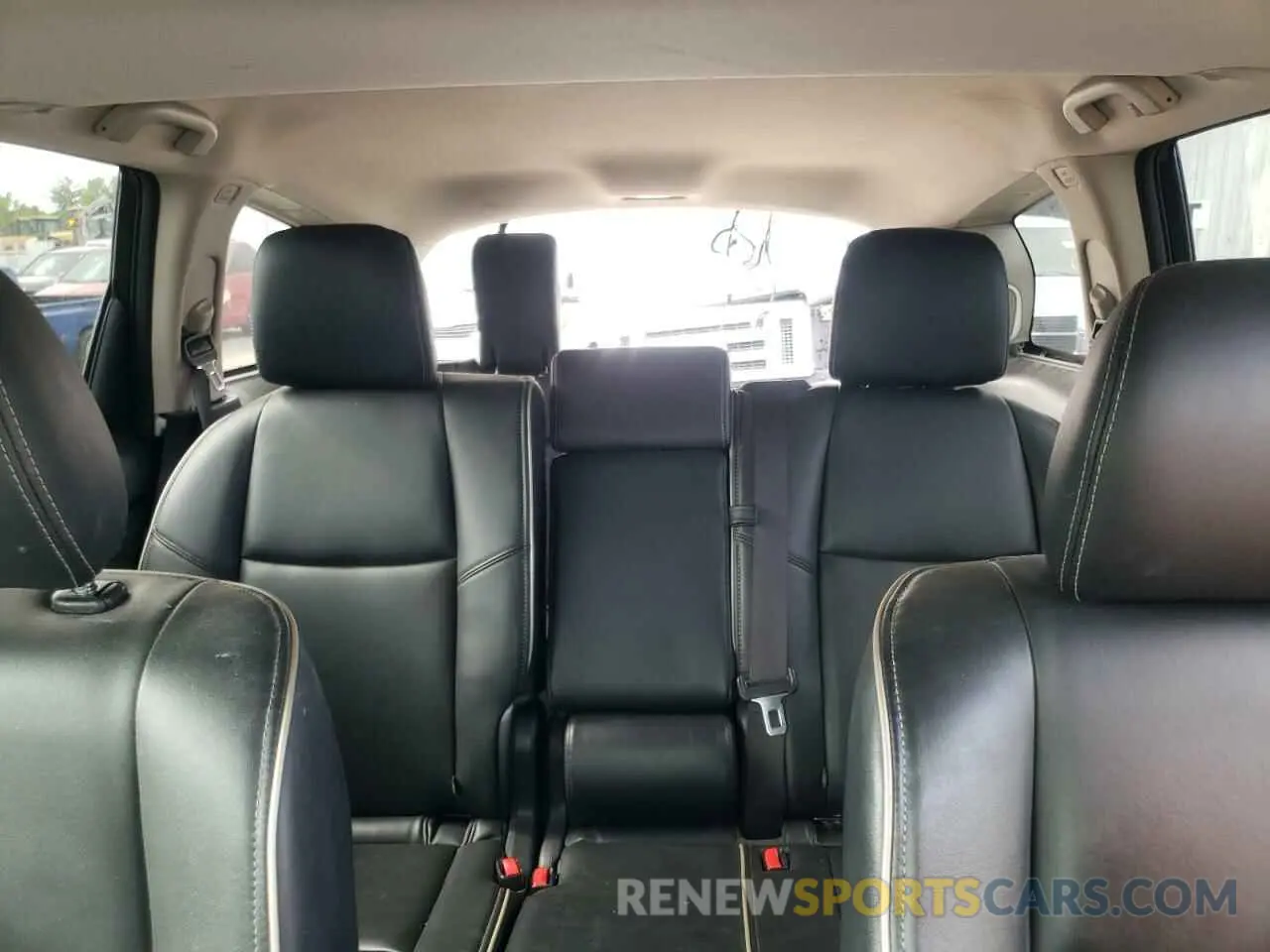 10 Photograph of a damaged car 5N1DL0MM2KC515858 INFINITI QX60 2019