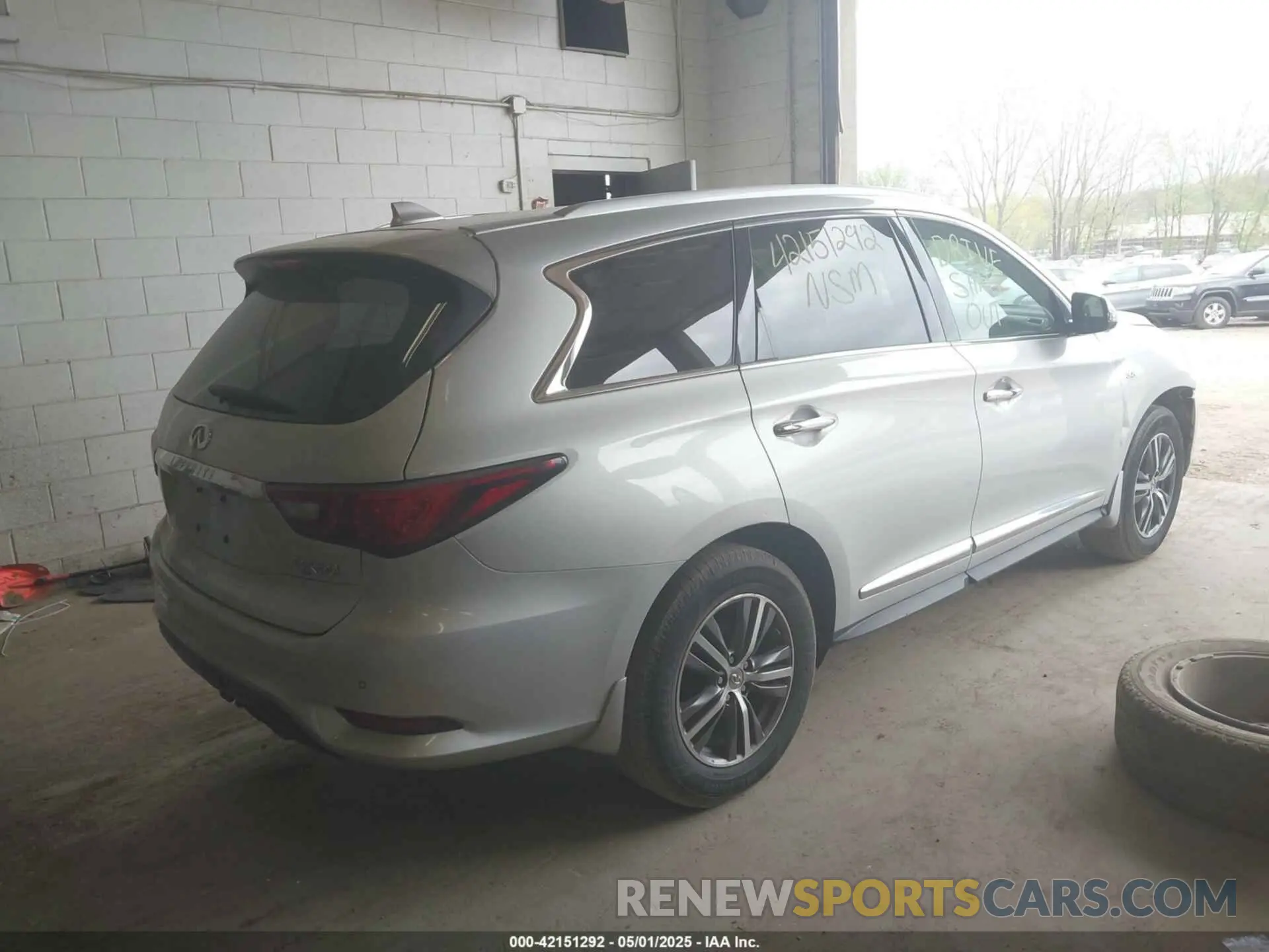 4 Photograph of a damaged car 5N1DL0MM3KC505730 INFINITI QX60 2019