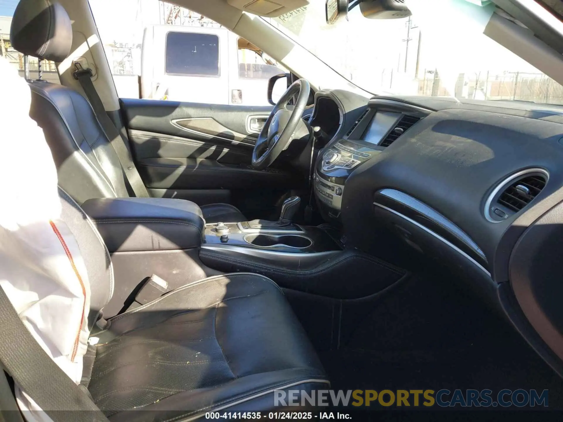 5 Photograph of a damaged car 5N1DL0MM5KC558221 INFINITI QX60 2019