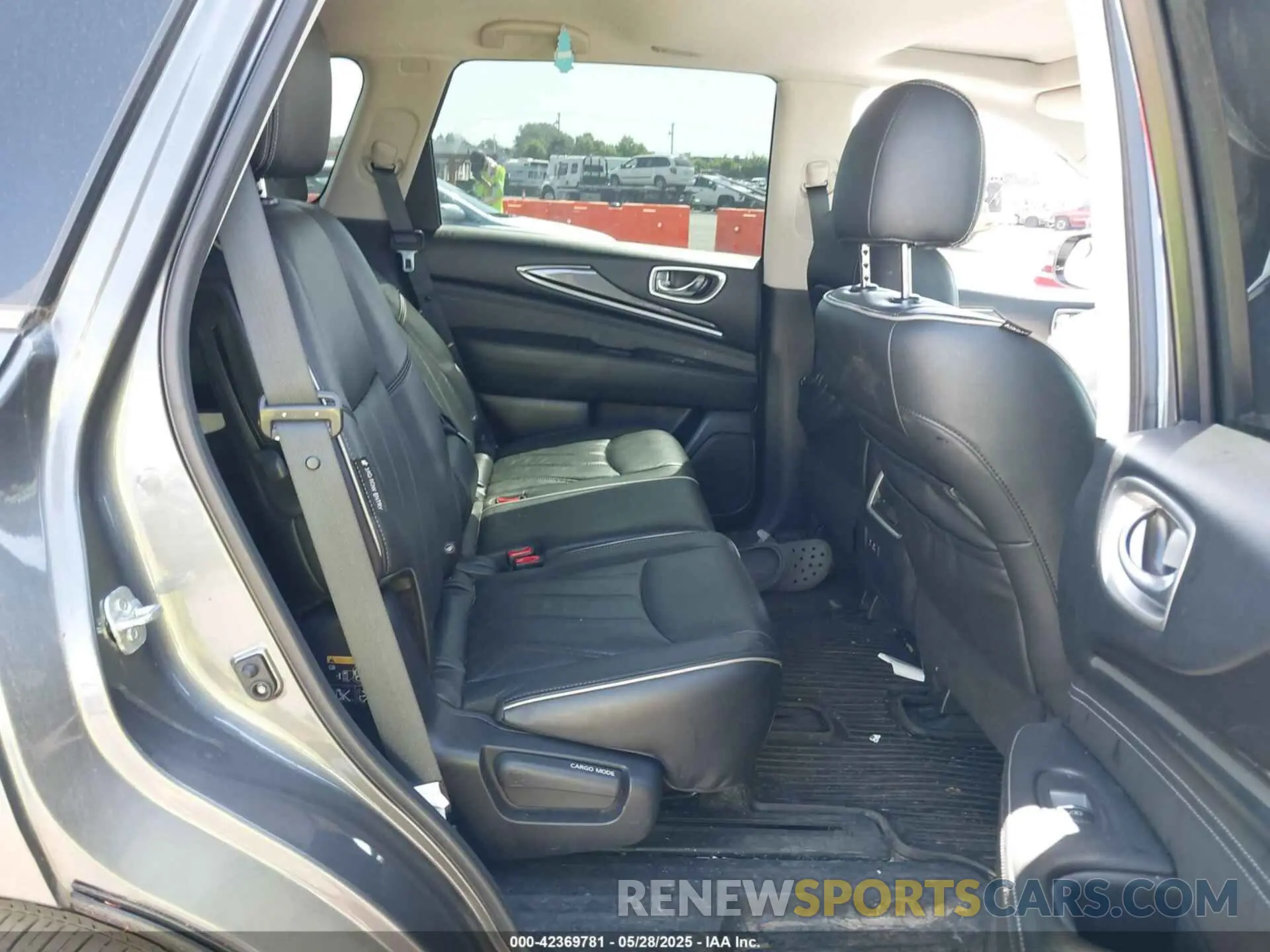 8 Photograph of a damaged car 5N1DL0MM6KC558342 INFINITI QX60 2019
