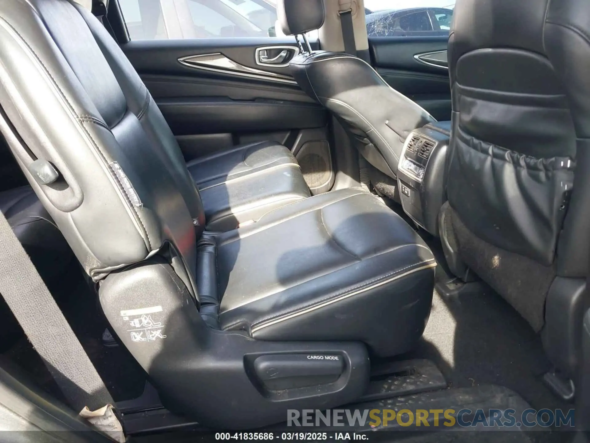 8 Photograph of a damaged car 5N1DL0MM7KC552081 INFINITI QX60 2019