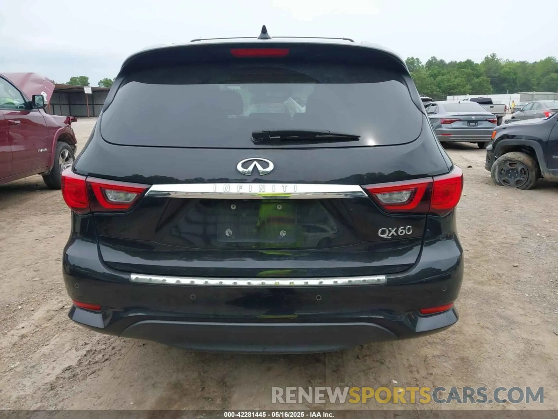 17 Photograph of a damaged car 5N1DL0MN0KC562508 INFINITI QX60 2019
