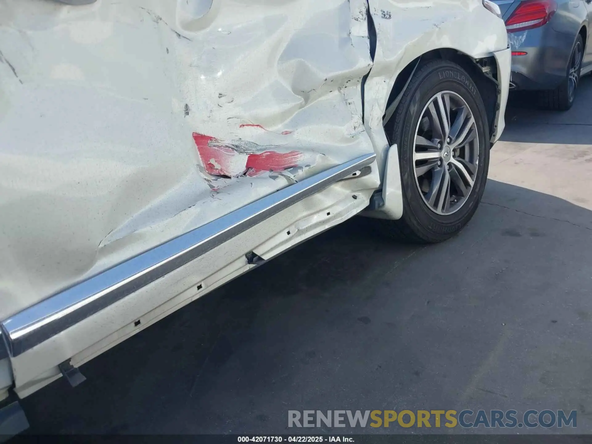 17 Photograph of a damaged car 5N1DL0MN1KC525483 INFINITI QX60 2019