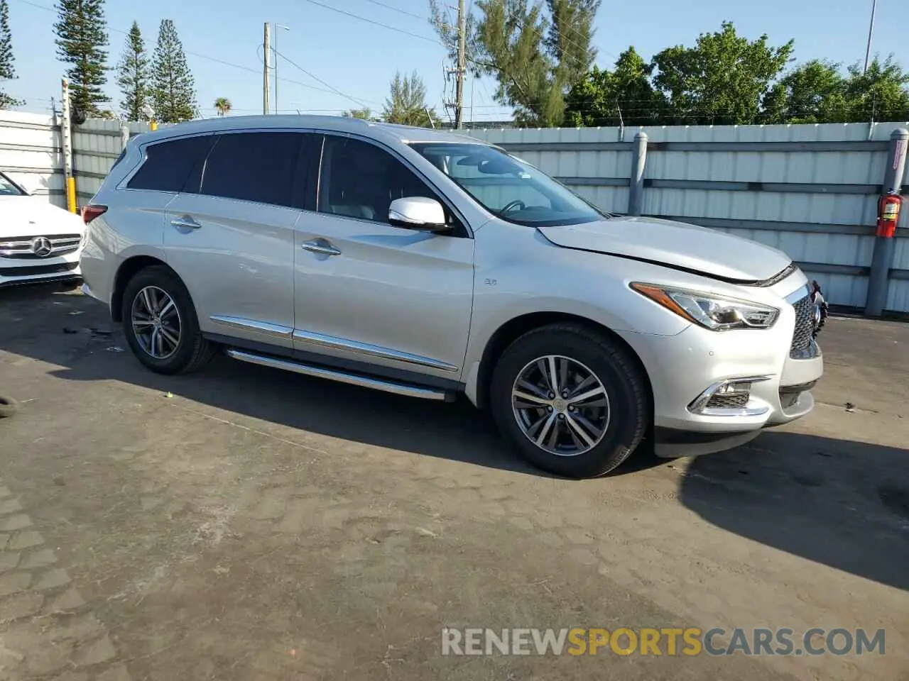 4 Photograph of a damaged car 5N1DL0MN2KC500690 INFINITI QX60 2019