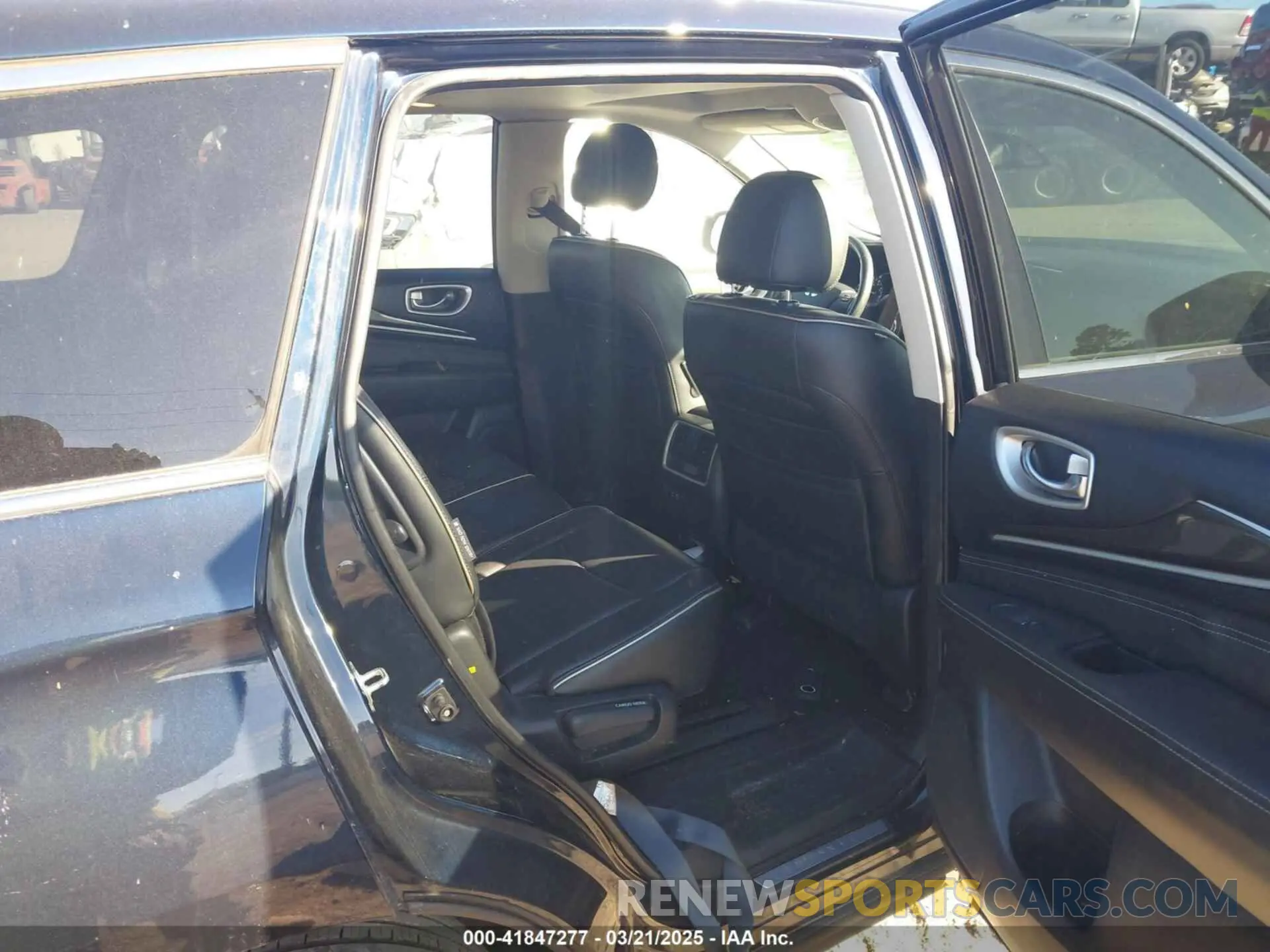 8 Photograph of a damaged car 5N1DL0MMXLC526804 INFINITI QX60 2020