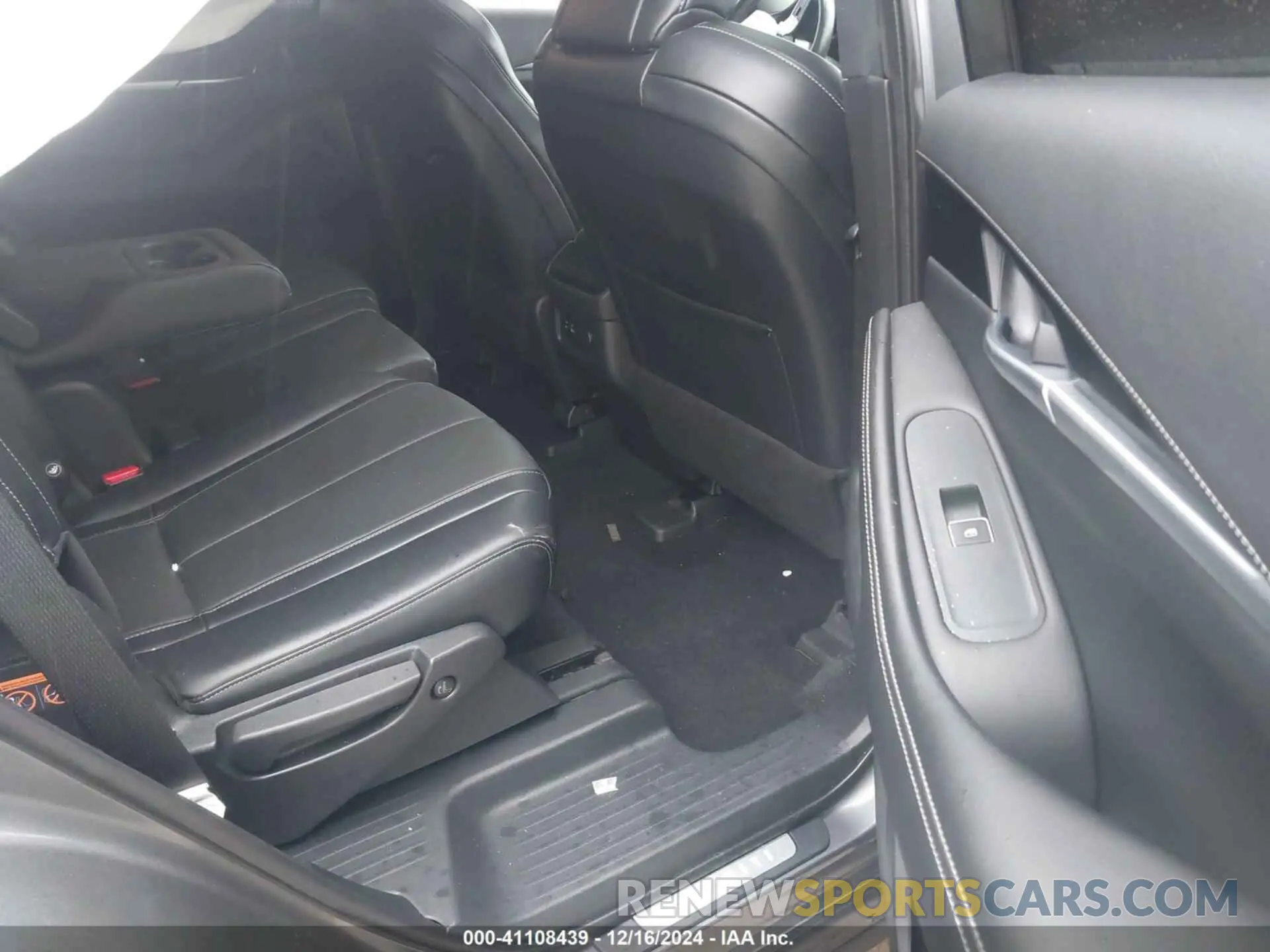 8 Photograph of a damaged car 5N1DL1ES3NC331083 INFINITI QX60 2022