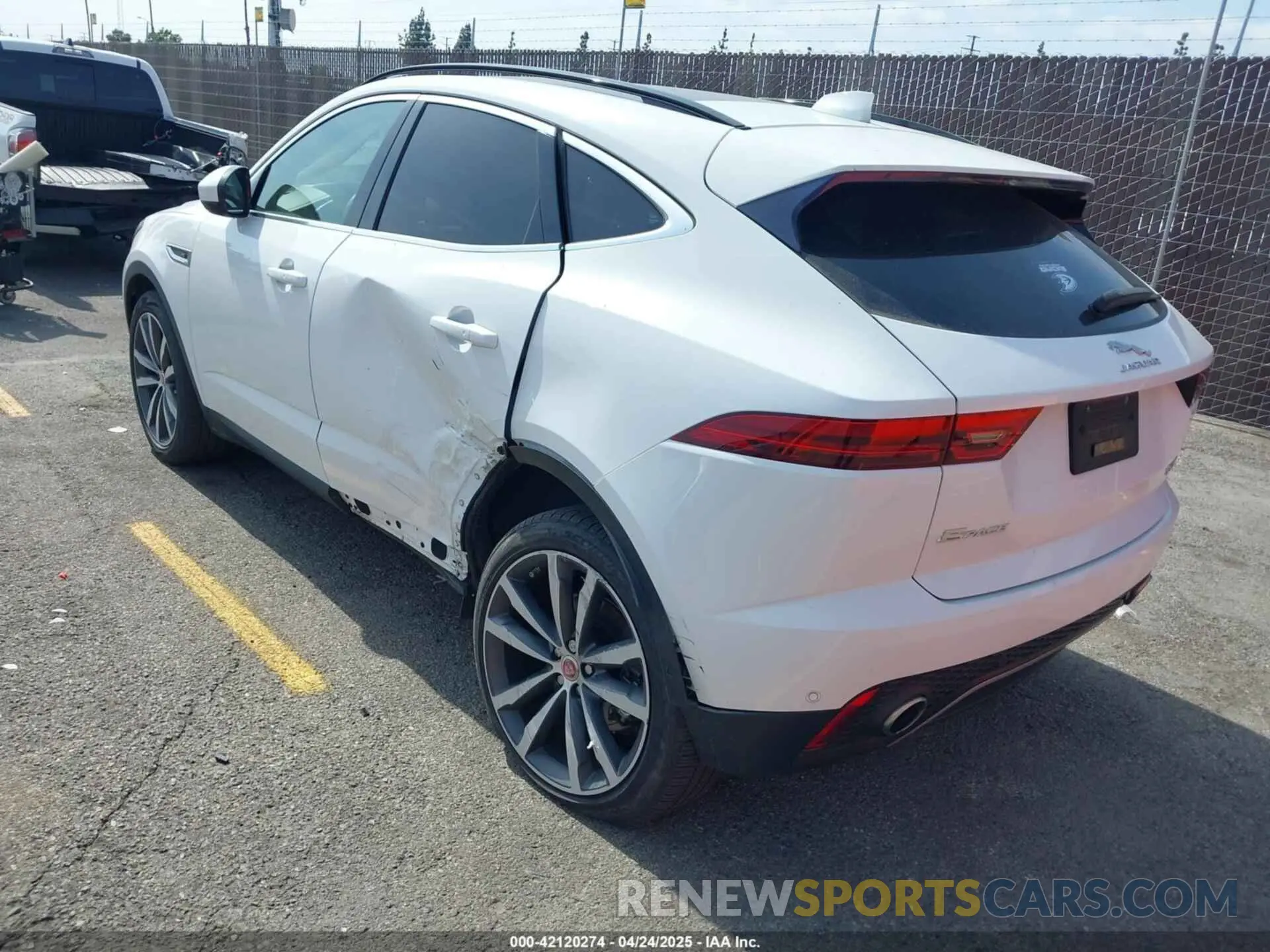 3 Фотография поврежденного автомобиля SADFP2FX8K1Z70007 JAGUAR E-PACE 2019