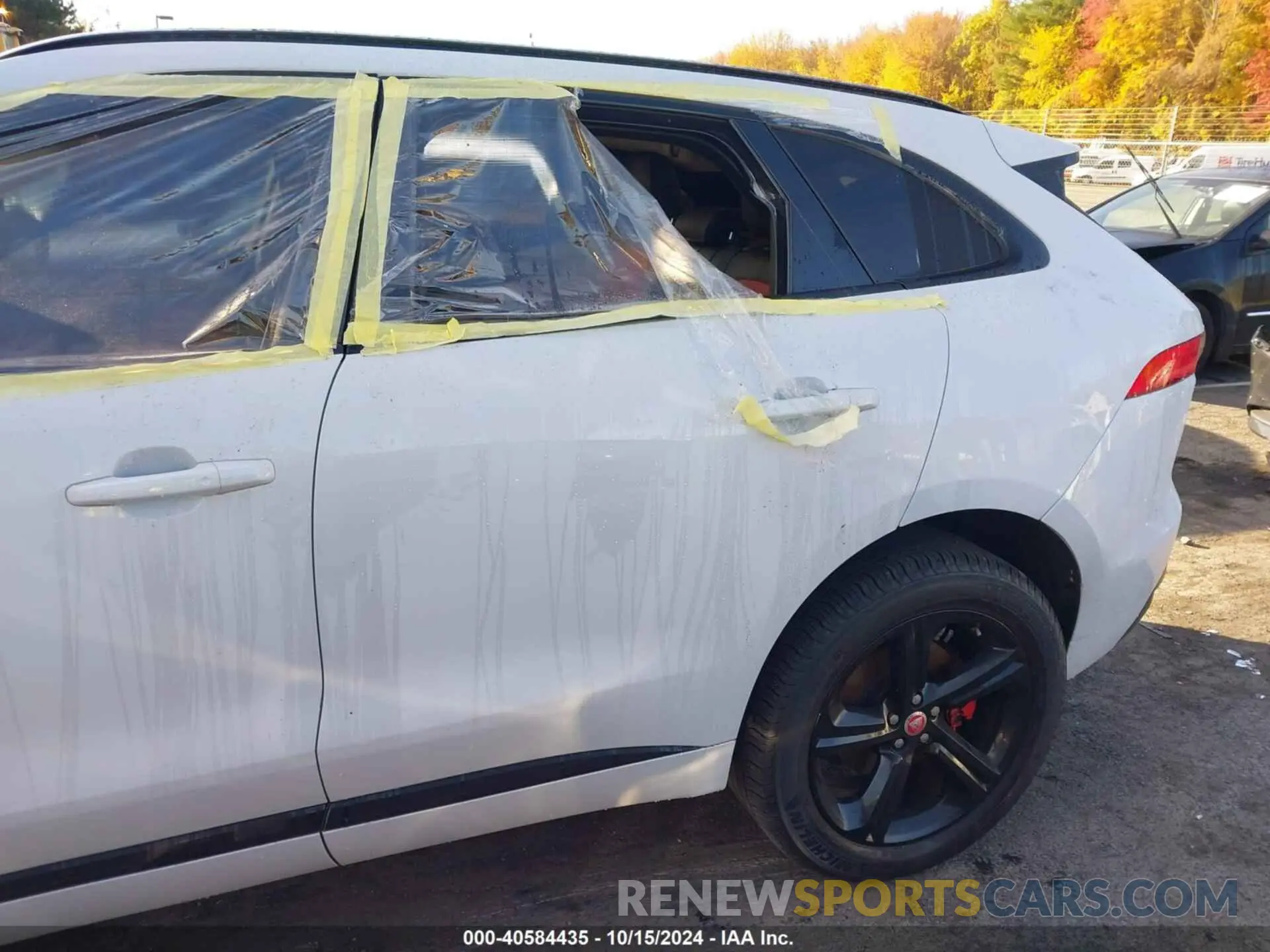 19 Photograph of a damaged car SADCP2FX8LA641778 JAGUAR F-PACE 2020