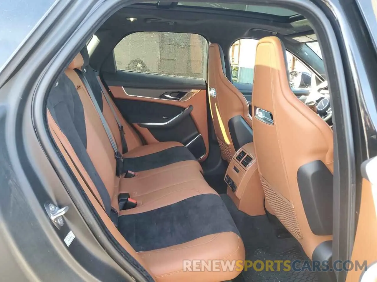 11 Photograph of a damaged car SADCZ2EE5NA700895 JAGUAR F-PACE 2022