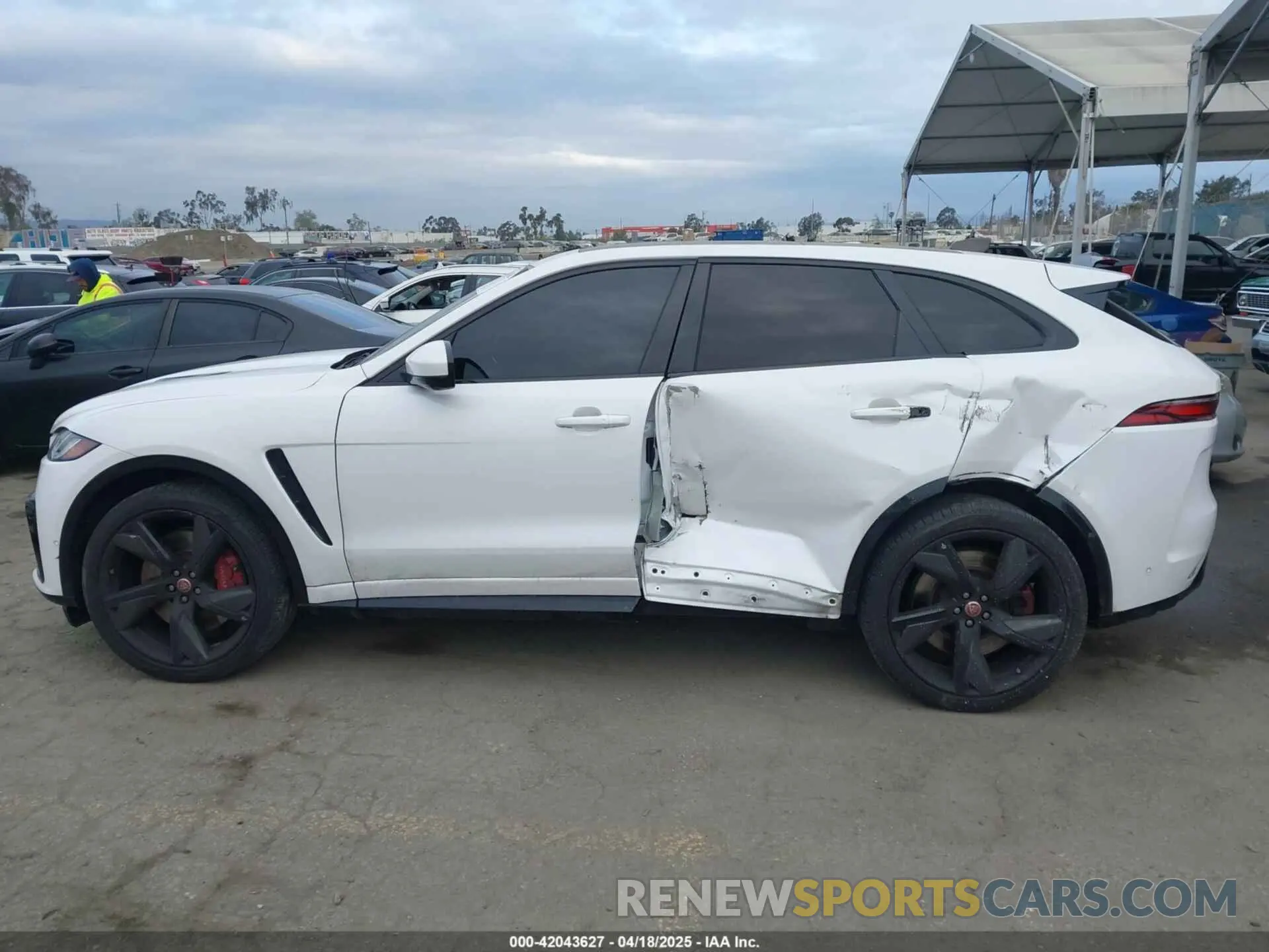 15 Photograph of a damaged car SADCZ2EE5PA704142 JAGUAR F-PACE 2023