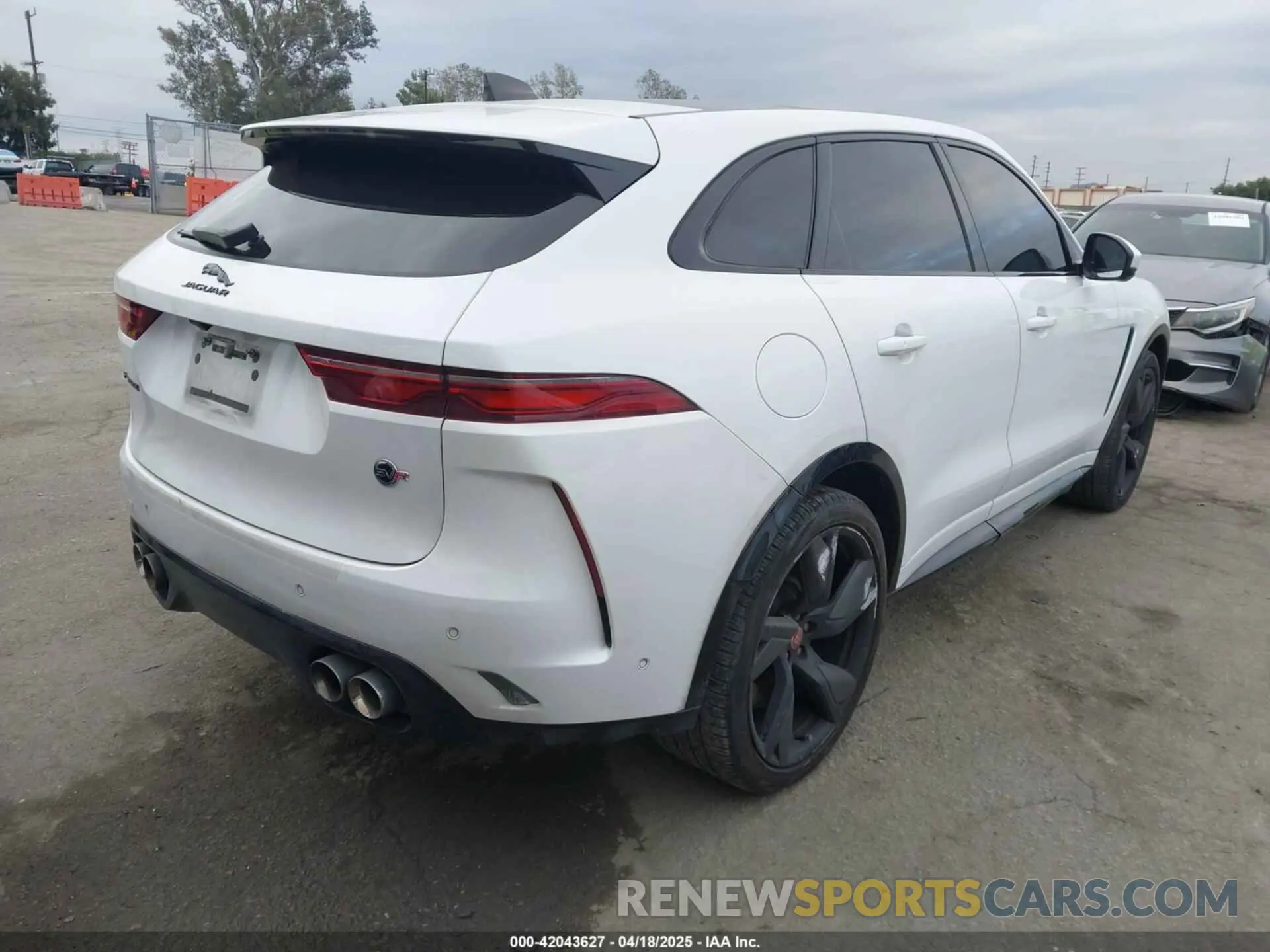 4 Photograph of a damaged car SADCZ2EE5PA704142 JAGUAR F-PACE 2023