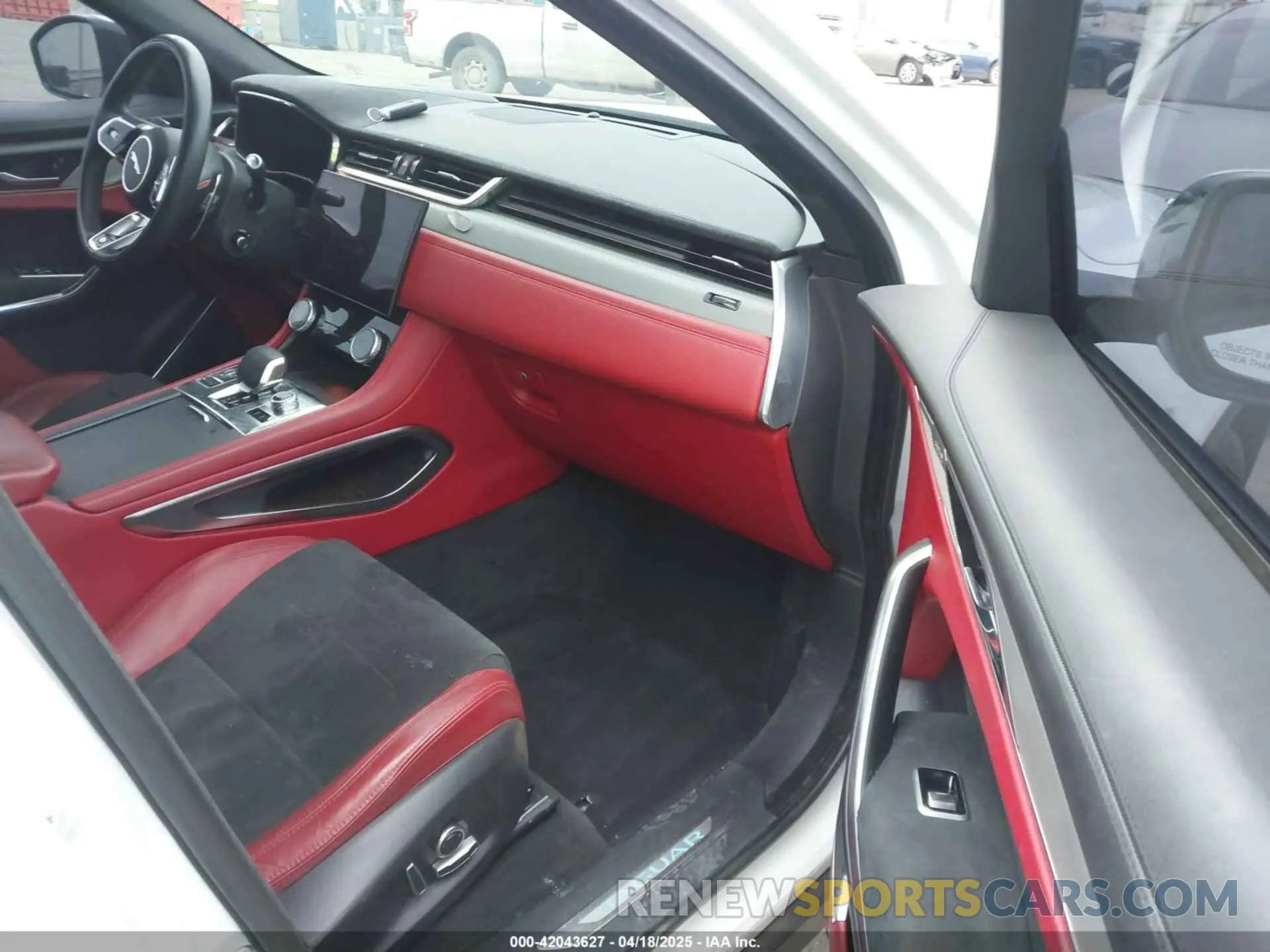 5 Photograph of a damaged car SADCZ2EE5PA704142 JAGUAR F-PACE 2023