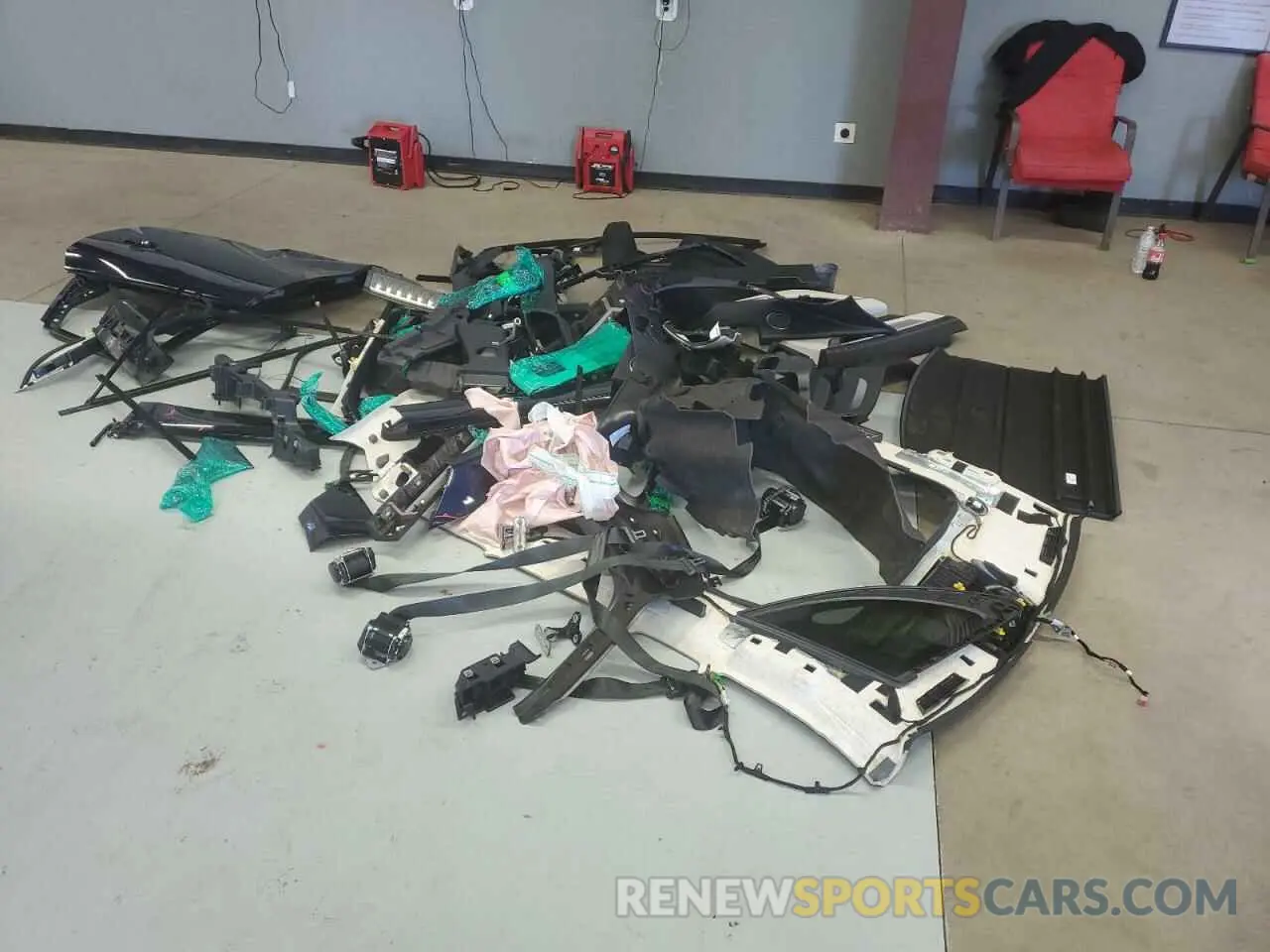 13 Photograph of a damaged car SADCT2FU1RA739013 JAGUAR F-PACE 2024