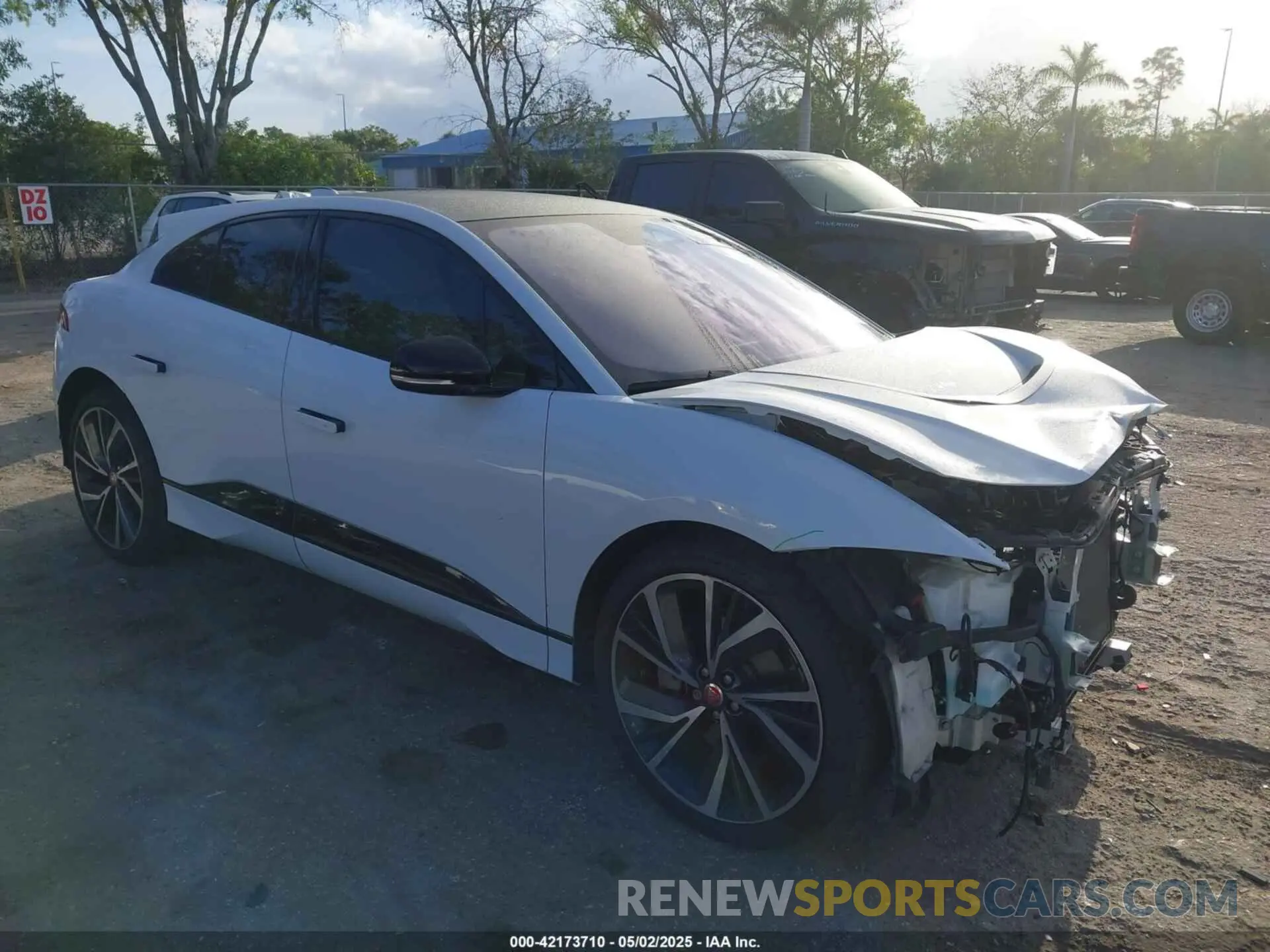 1 Photograph of a damaged car SADHD2S15N1622382 JAGUAR I-PACE 2022