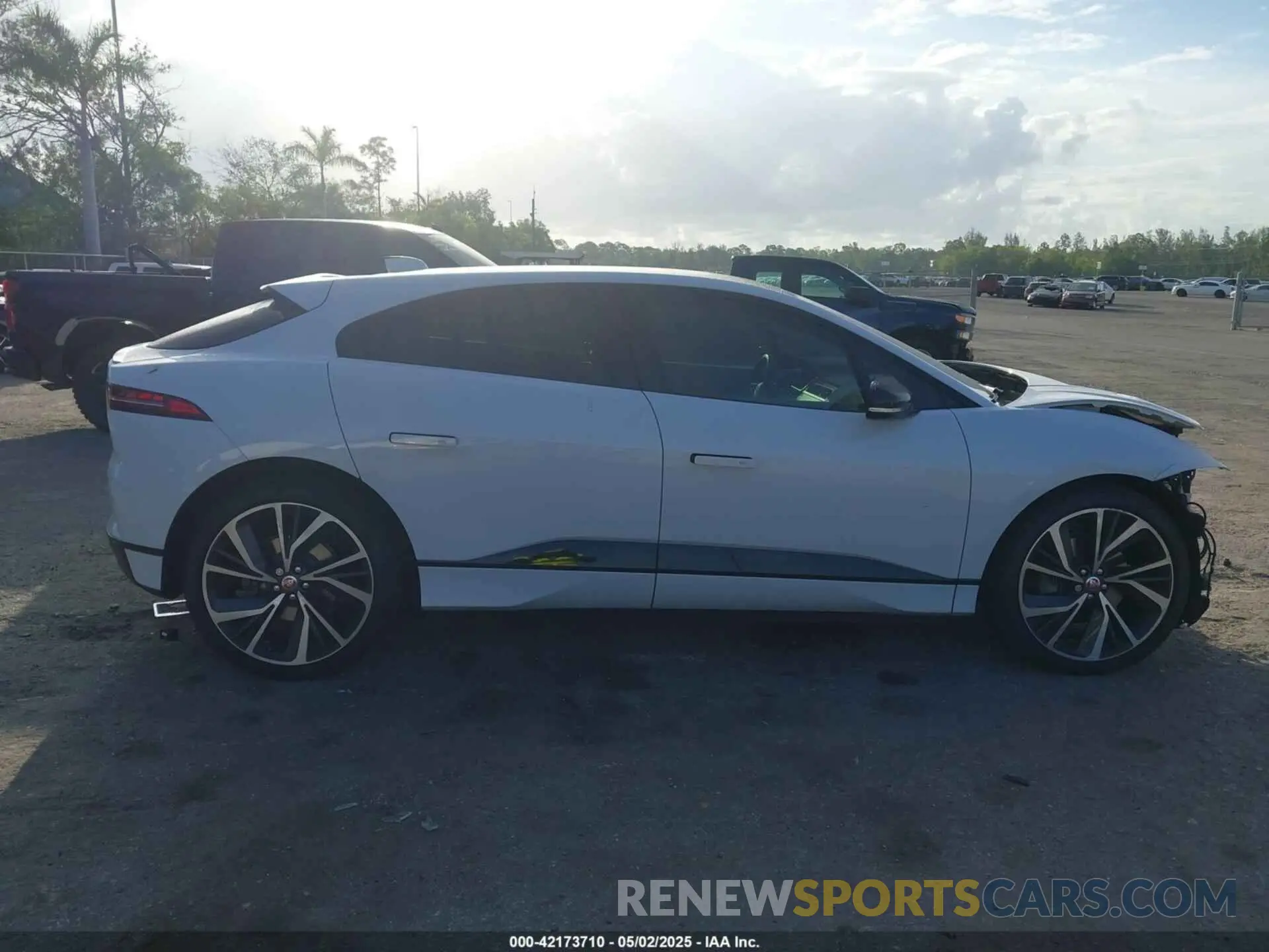 14 Photograph of a damaged car SADHD2S15N1622382 JAGUAR I-PACE 2022