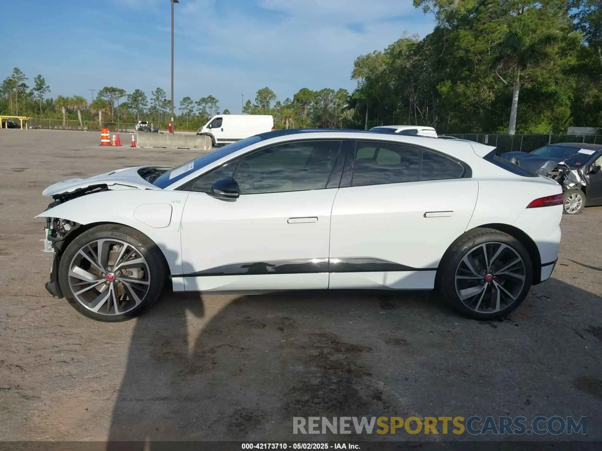15 Photograph of a damaged car SADHD2S15N1622382 JAGUAR I-PACE 2022