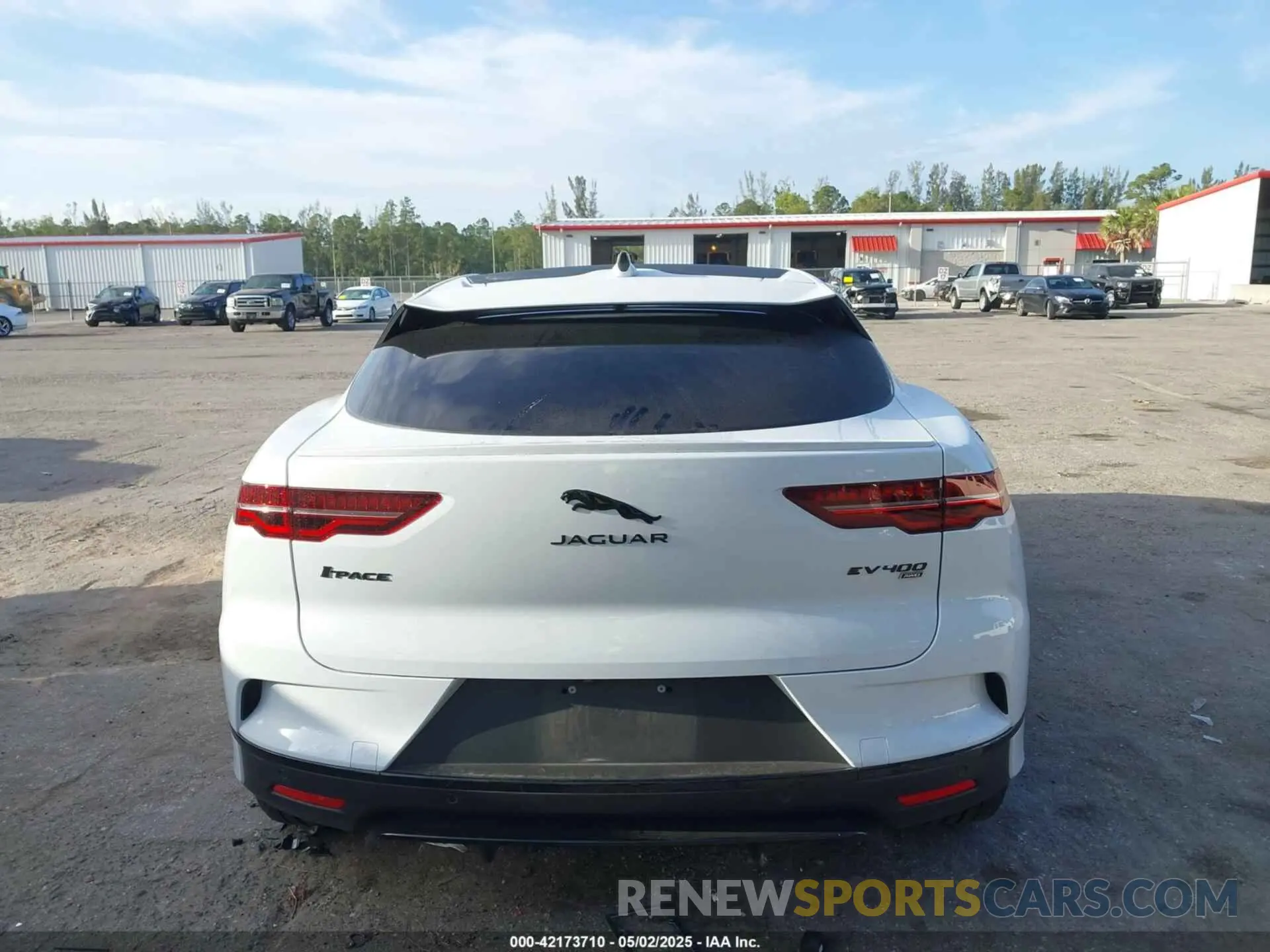 17 Photograph of a damaged car SADHD2S15N1622382 JAGUAR I-PACE 2022