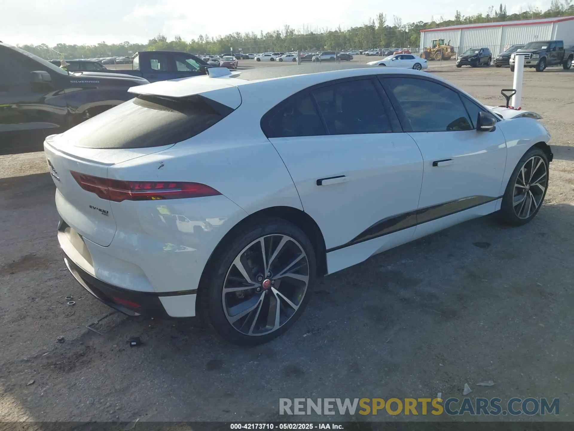 4 Photograph of a damaged car SADHD2S15N1622382 JAGUAR I-PACE 2022