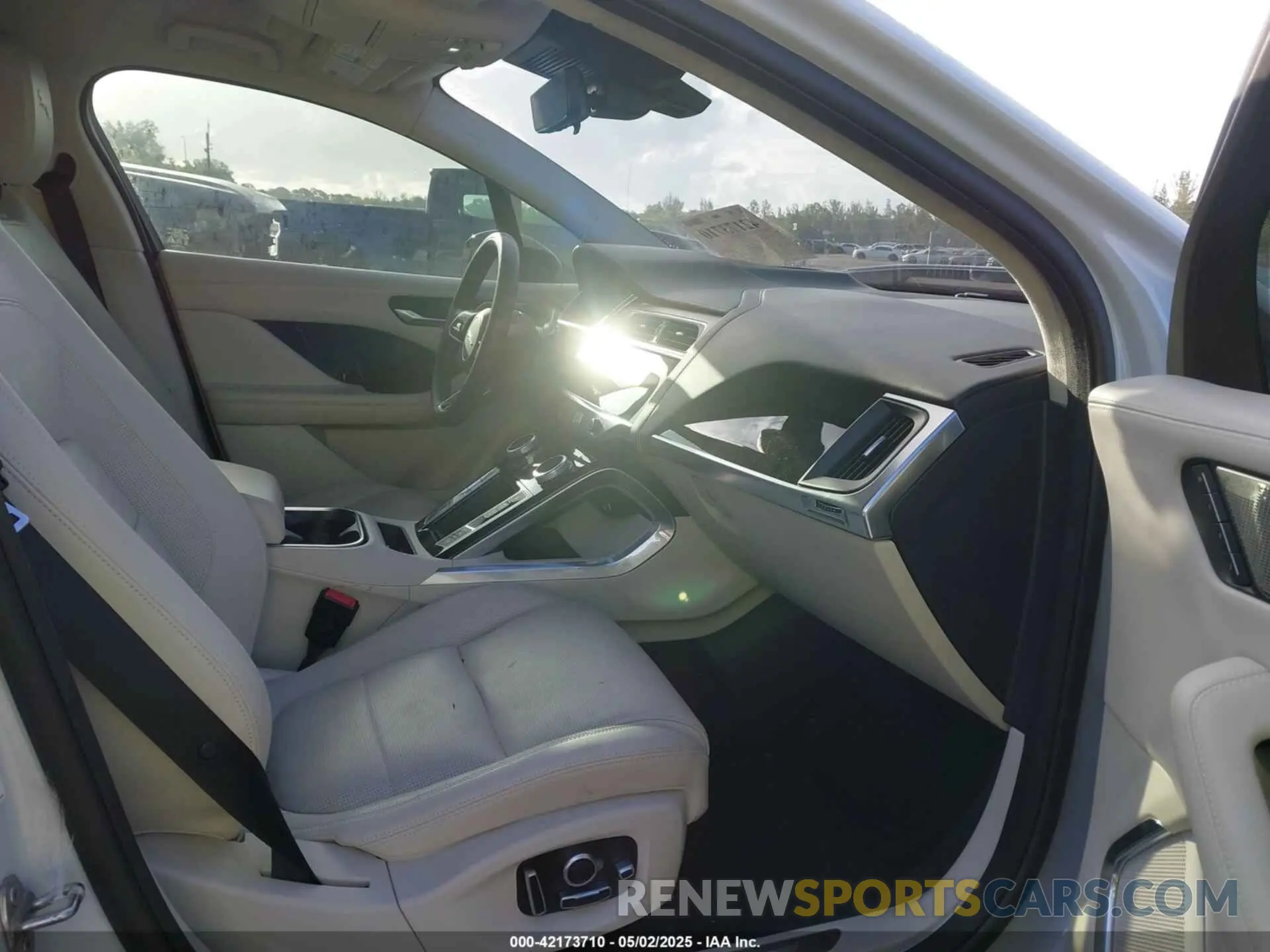 5 Photograph of a damaged car SADHD2S15N1622382 JAGUAR I-PACE 2022