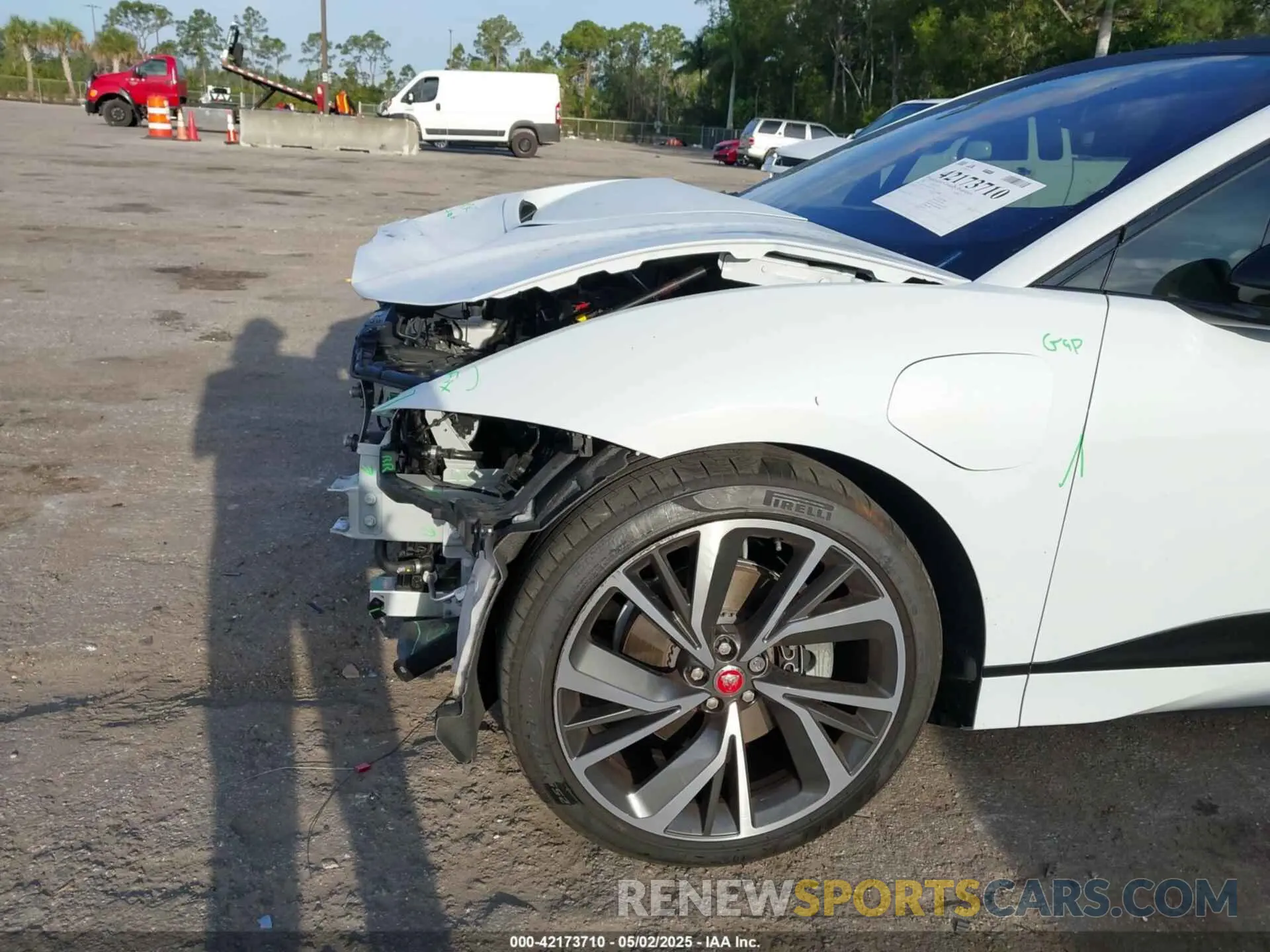 6 Photograph of a damaged car SADHD2S15N1622382 JAGUAR I-PACE 2022
